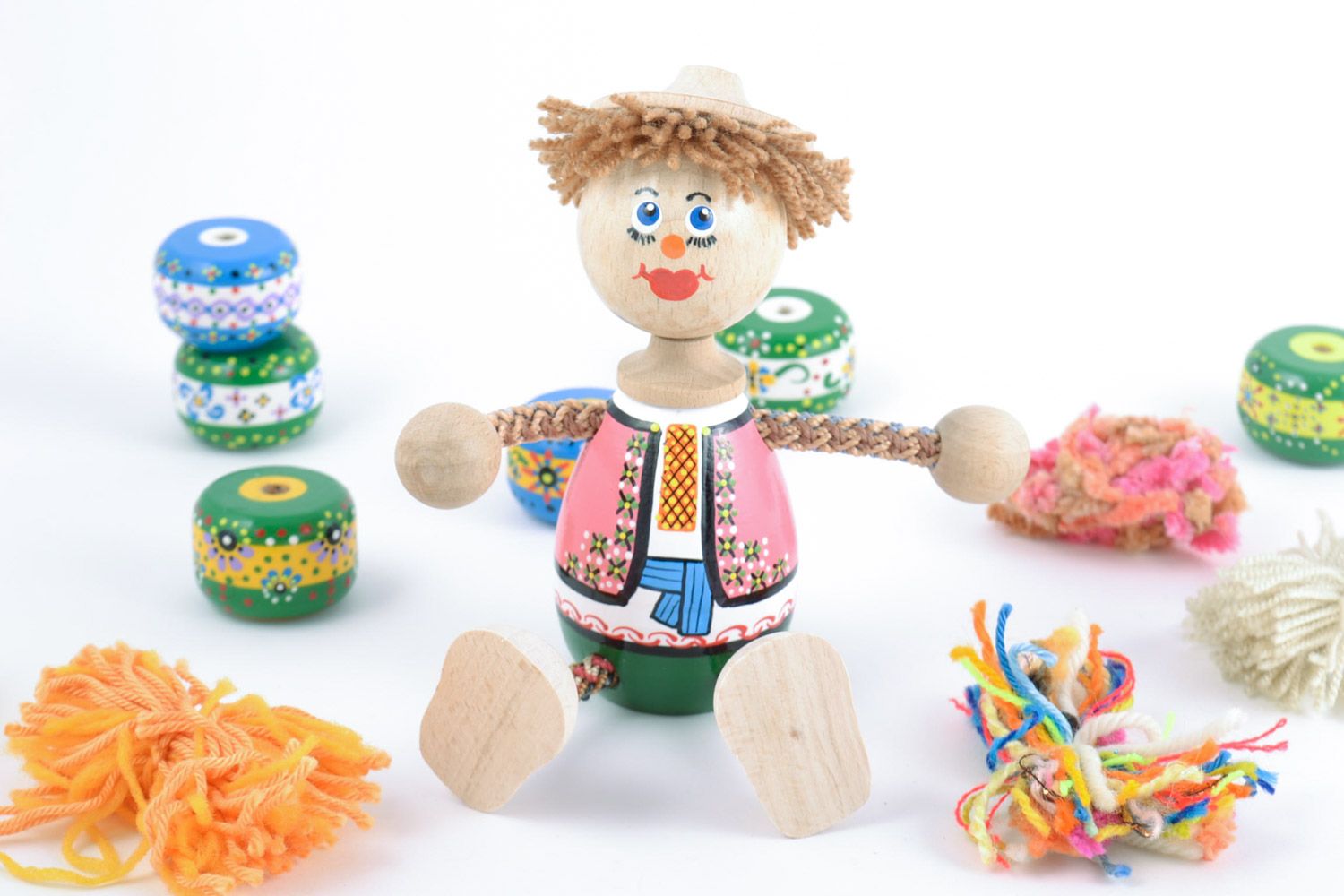 Petite poupée en bois peinte multicolore faite main écologique garçon   photo 1