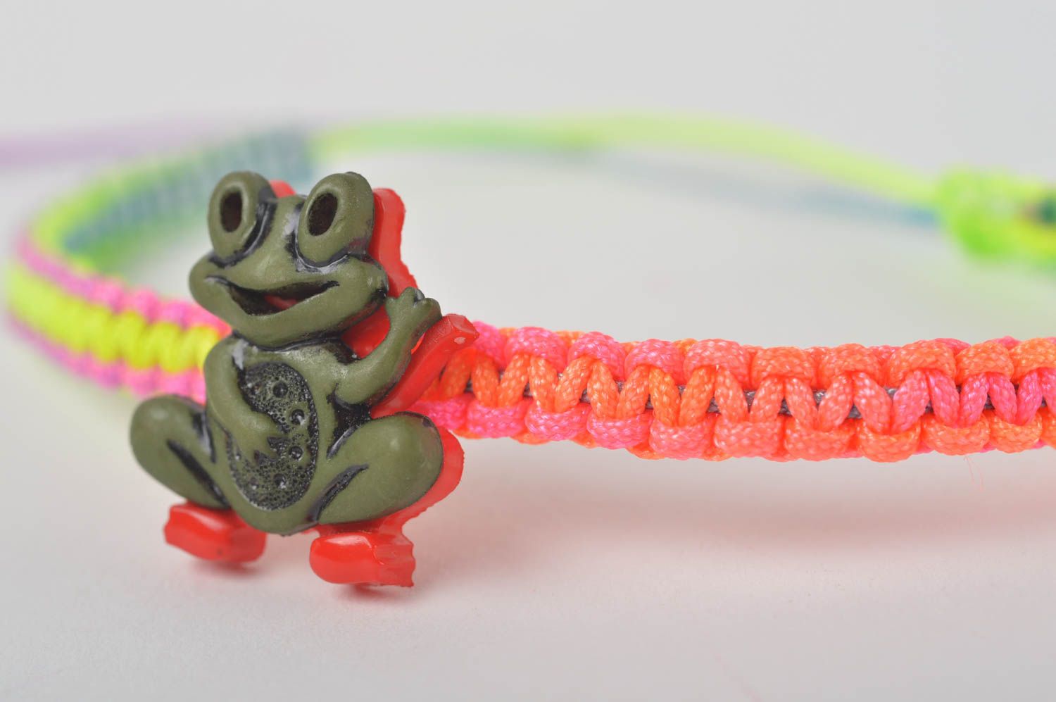 Браслет ручной работы браслет из шнурков плетеный браслет детский с лягушкой фото 5
