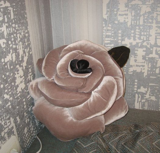 Красивая диванная подушка из велюра двухсторонняя в виде розы мягкая фото 1