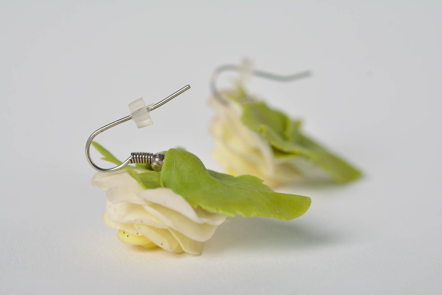 Boucles d'oreilles avec roses blanches en pâte polymère faites main pendantes photo 3