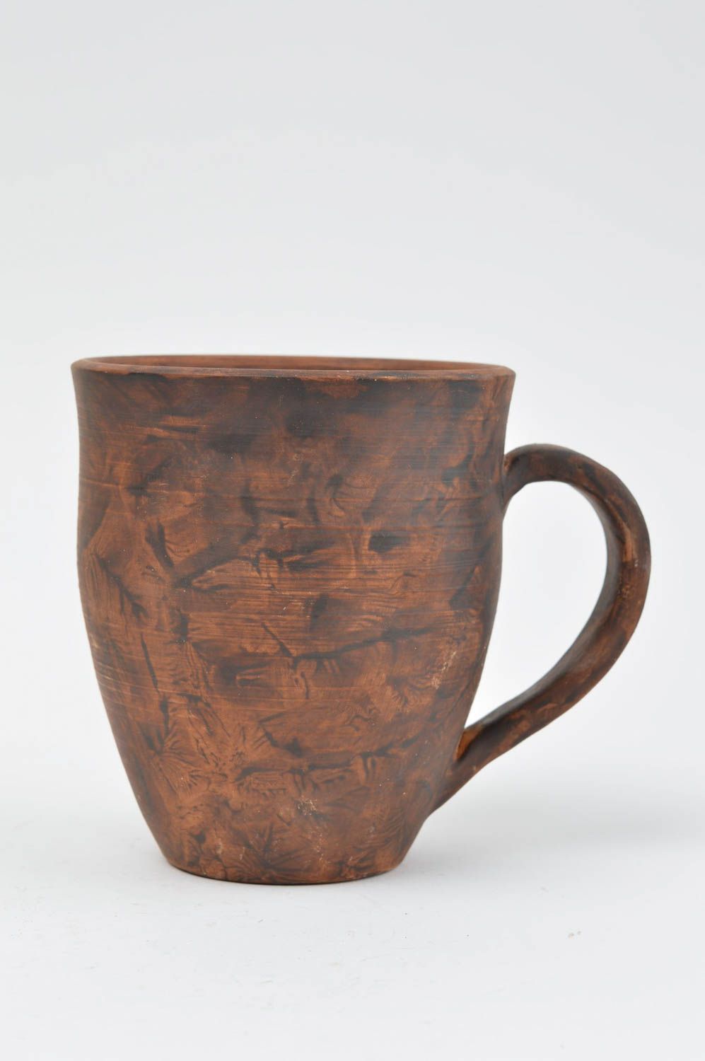 Высокая глиняная чашка для чая или кофе ручной работы коричневая простая фото 2