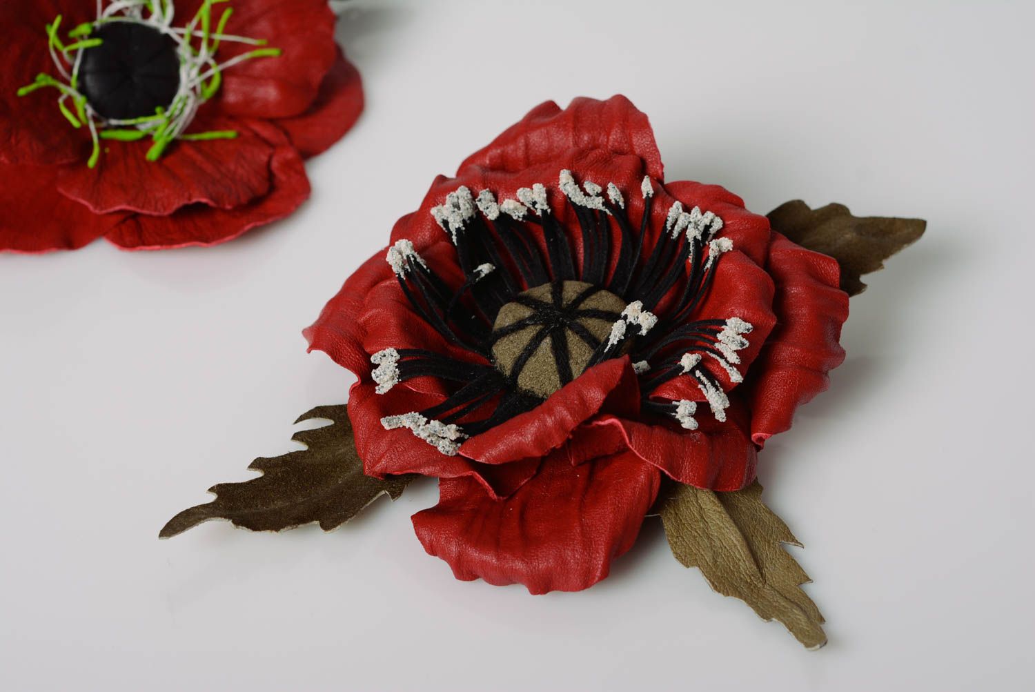 Кожаная брошь в виде цветка мака красивая объемная аксессуар ручной работы фото 5