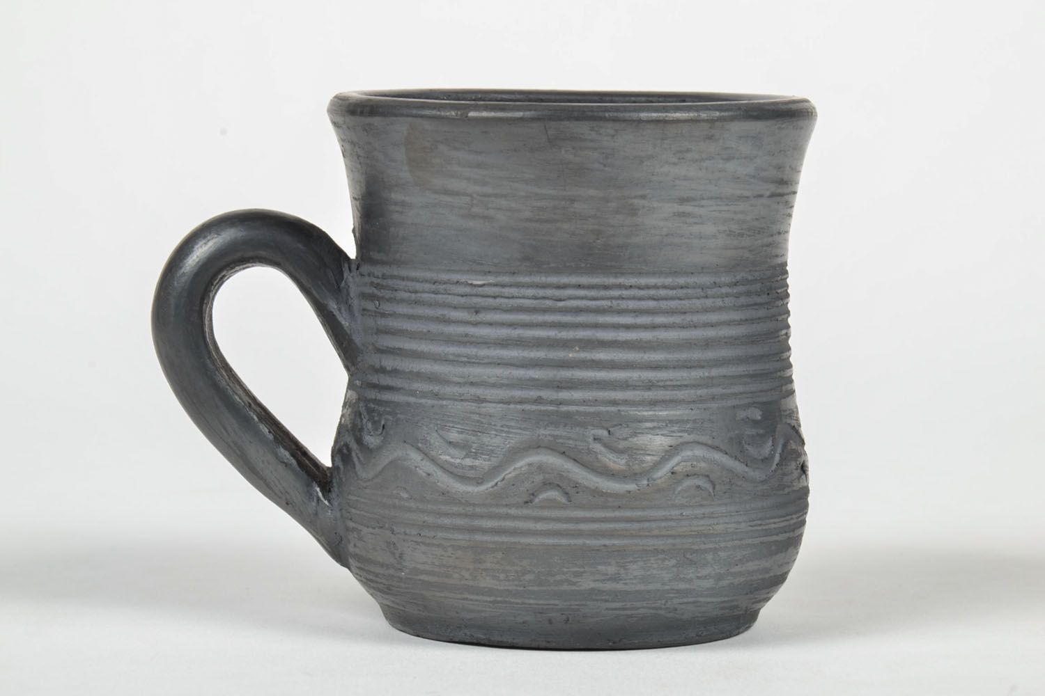 Tasse en céramique faite main noire de style ethnique avec ornements vaisselle photo 2