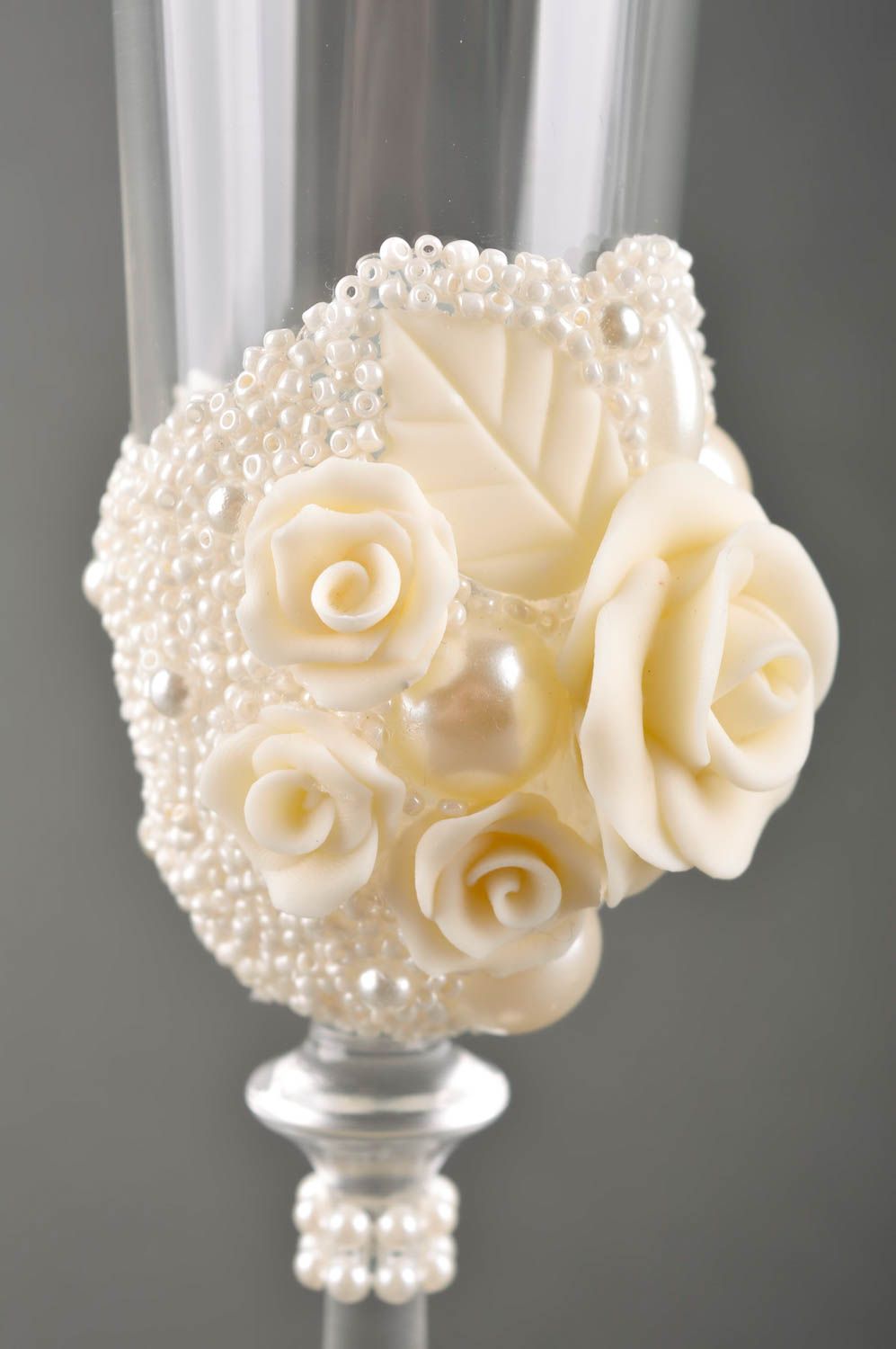 Свадебные бокалы ручной работы свадебные фужеры красивые бокалы с белыми розами фото 3