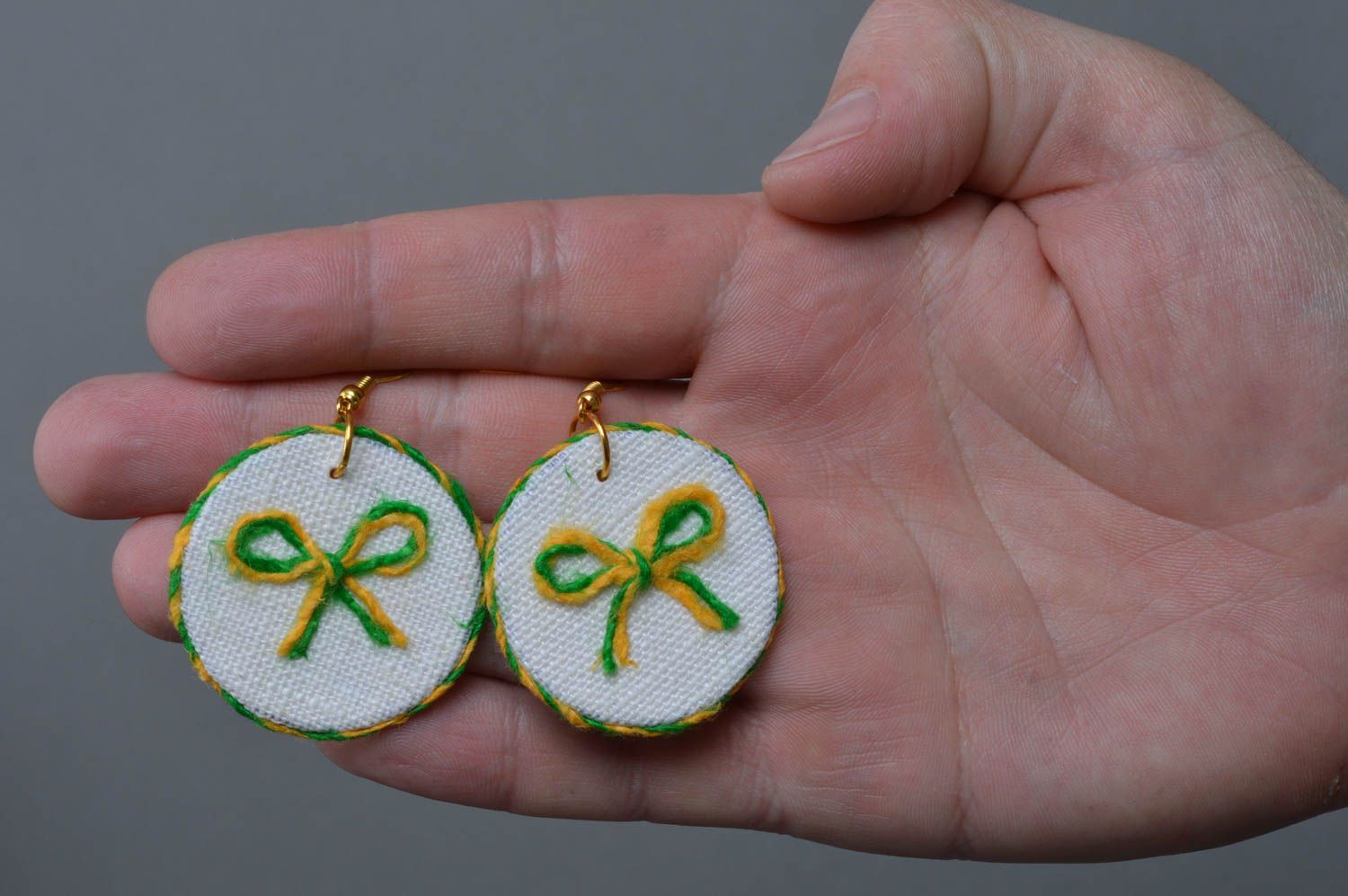 Runde stilvolle Textil Ohrringe mit Schleifen weiß grün handmade Schmuck foto 4