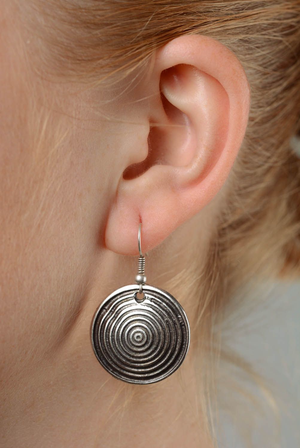 Boucles d'oreilles artisanales rondes en métal photo 3