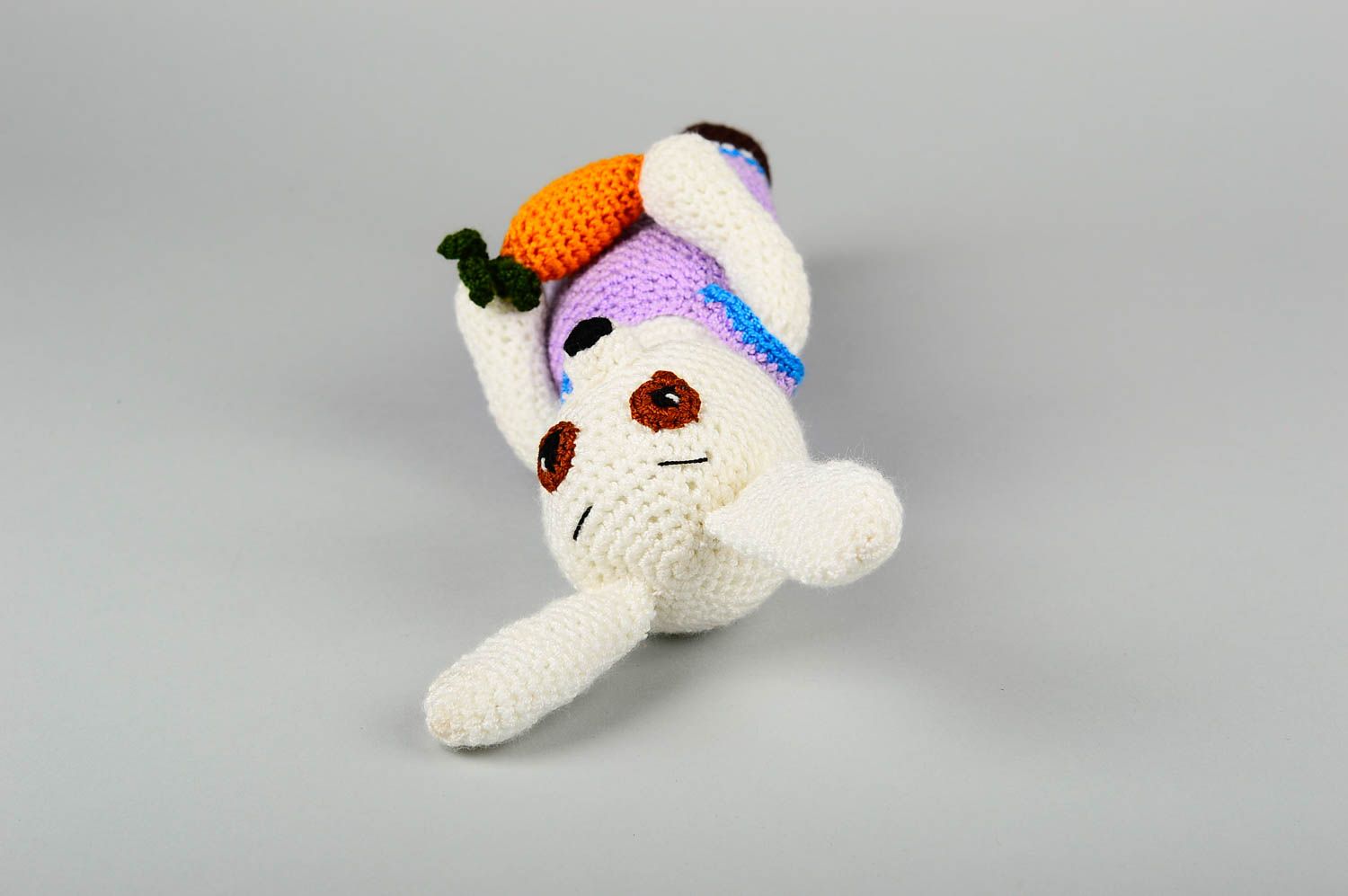 Jouet lapin avec carotte fait main Peluche tricot au crochet Décoration maison photo 4