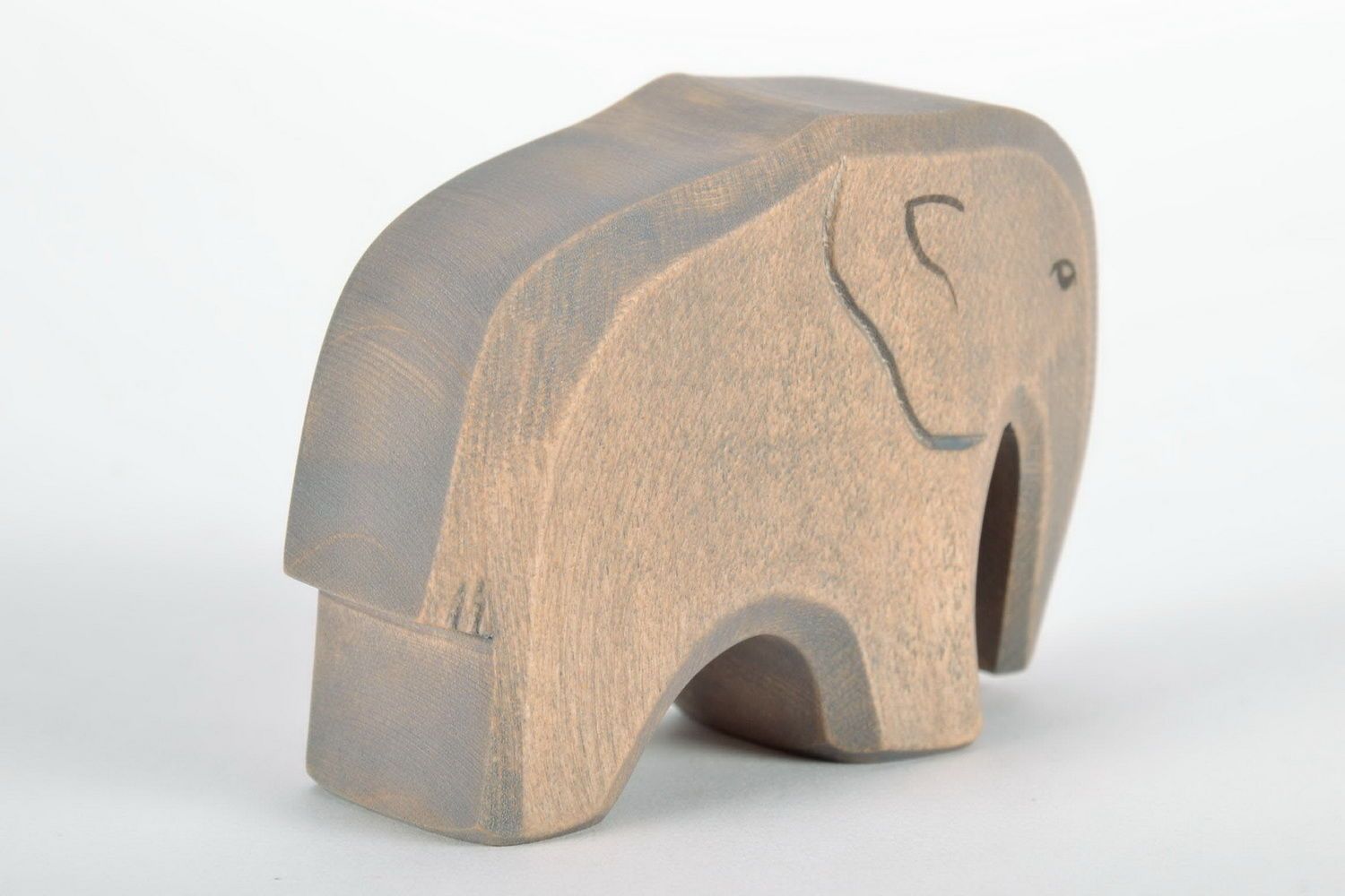 Figurilla artesanal en forma del elefante de madera  foto 1