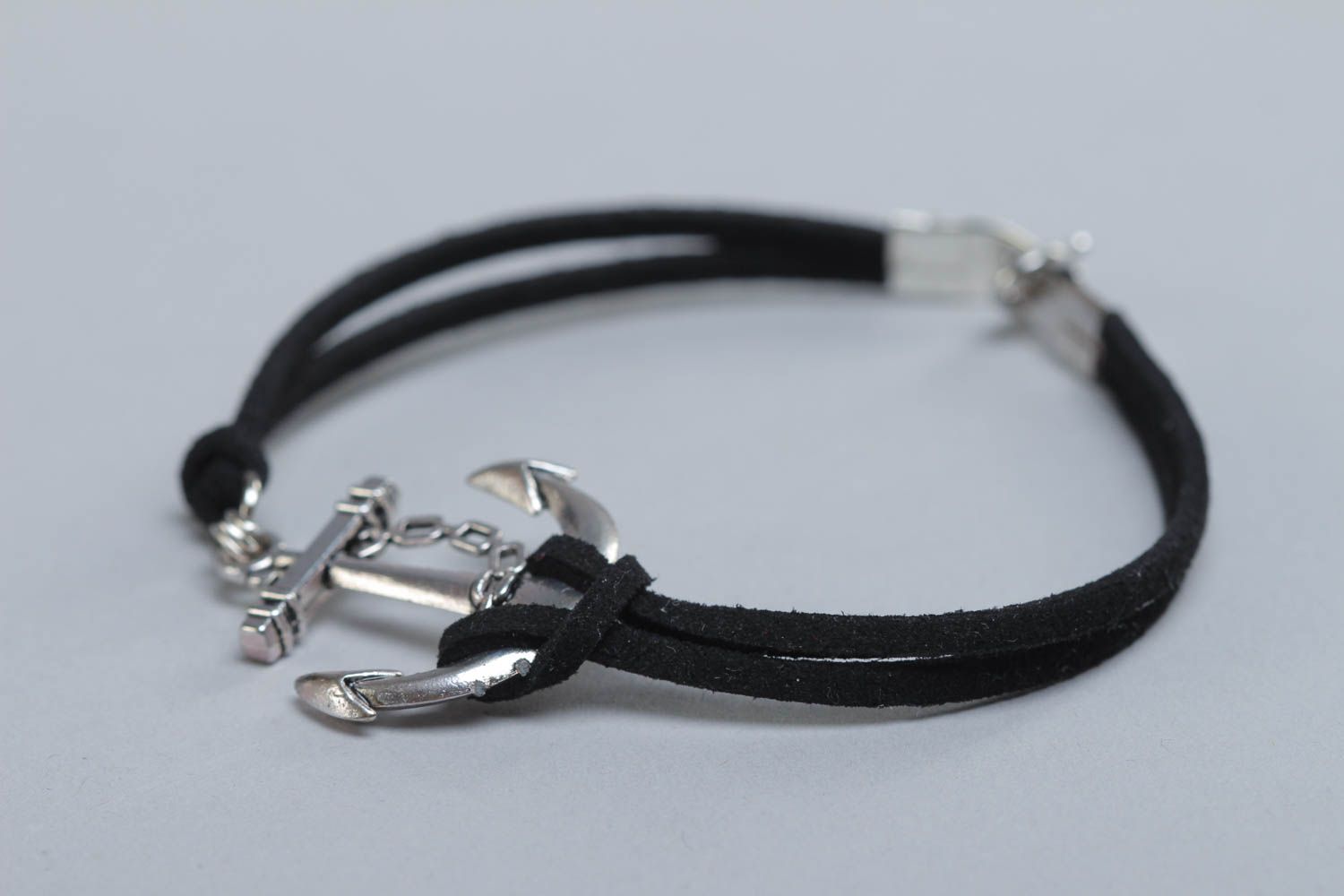 Bracelet en daim mince noir avec ancre fait main de style marin original photo 3