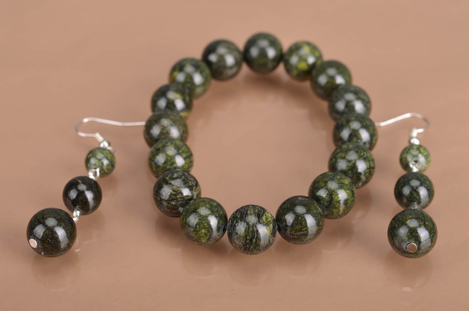 Handmade Damen Schmuckset Armband und Ohrringe aus Perlen dunklegrün originell  foto 2
