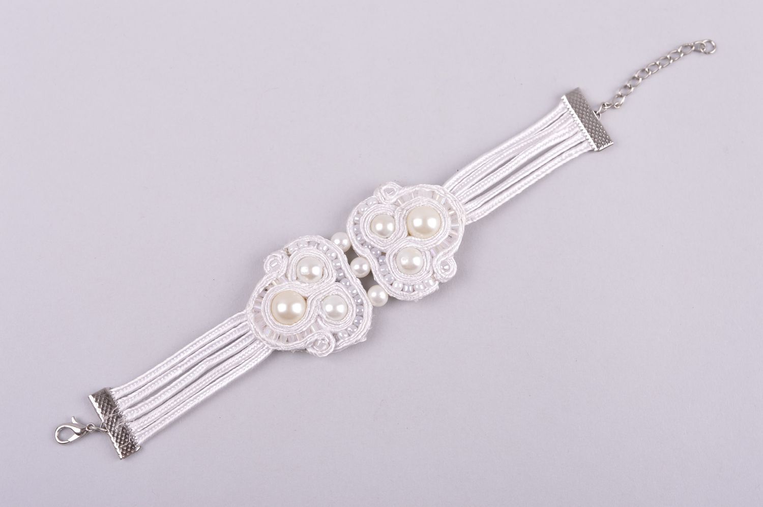 Handgemachtes Armband Soutache Schmuck weißes Armband Damen Accessoire bestickt  foto 2