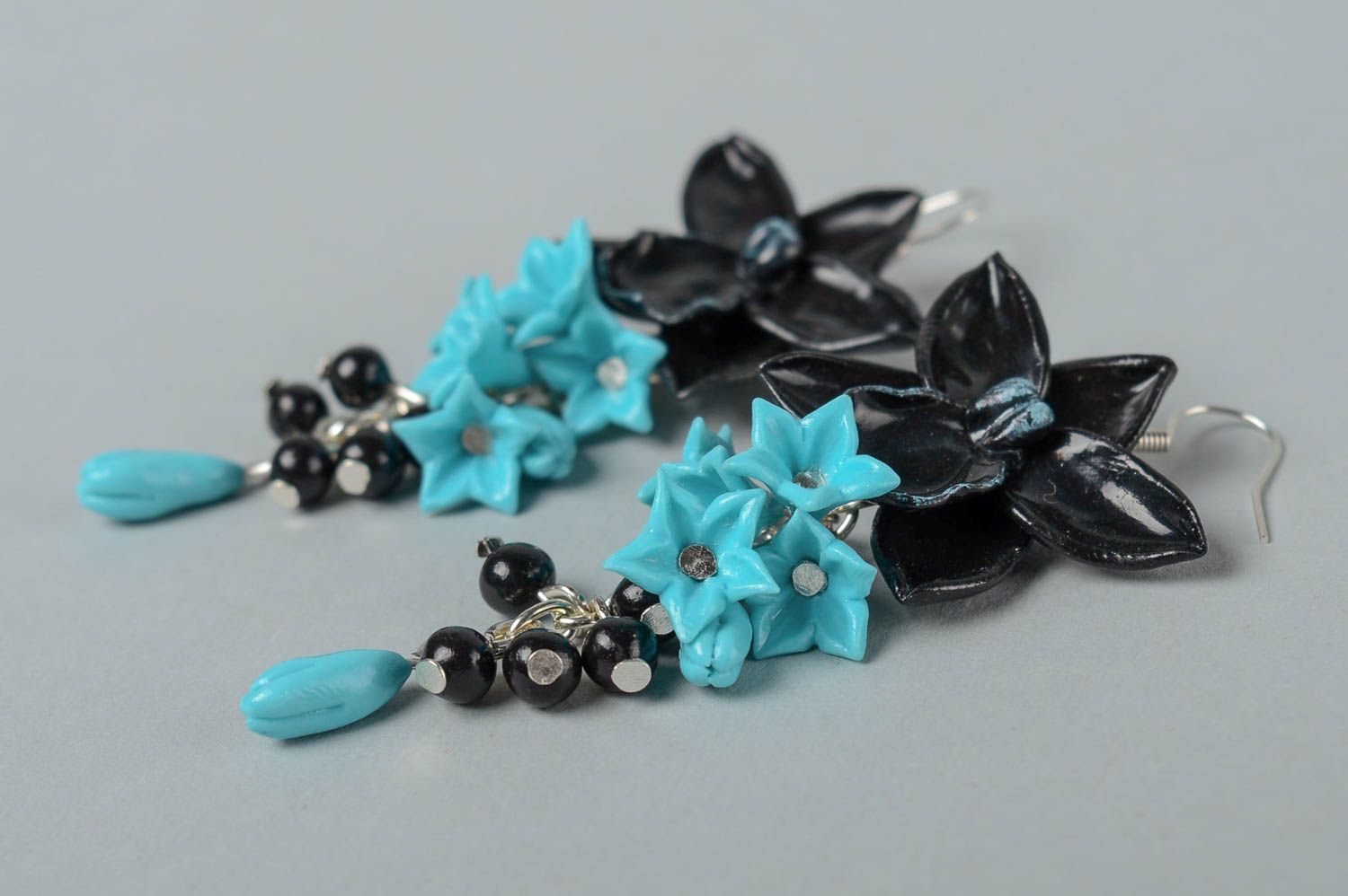 Boucles d'oreilles Bijoux faits main pâte polymère fleurs bleu noir Cadeau femme photo 2