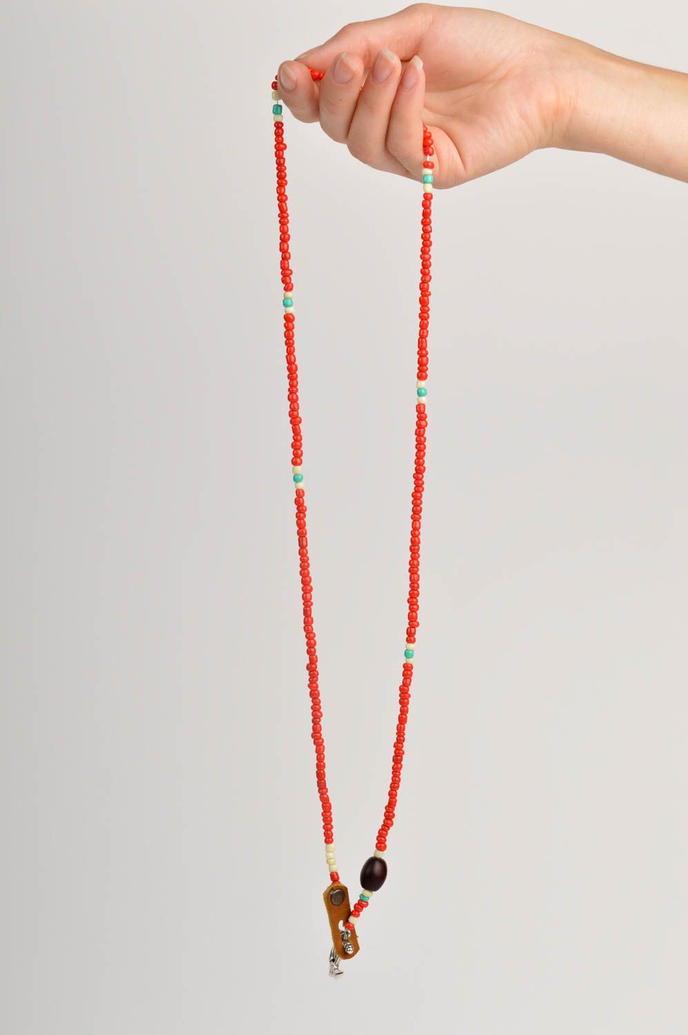 Кулон ручной работы украшение на шею аксессуар из дерева и бусин красный кулон фото 2