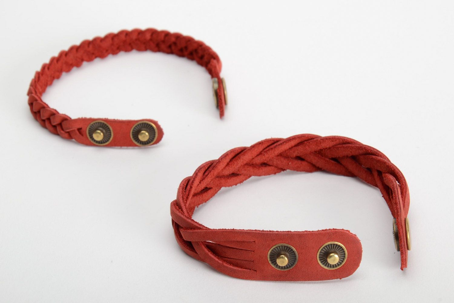 Комплект наручных браслетов из натуральной кожи красных ручной работы 2 штуки фото 4