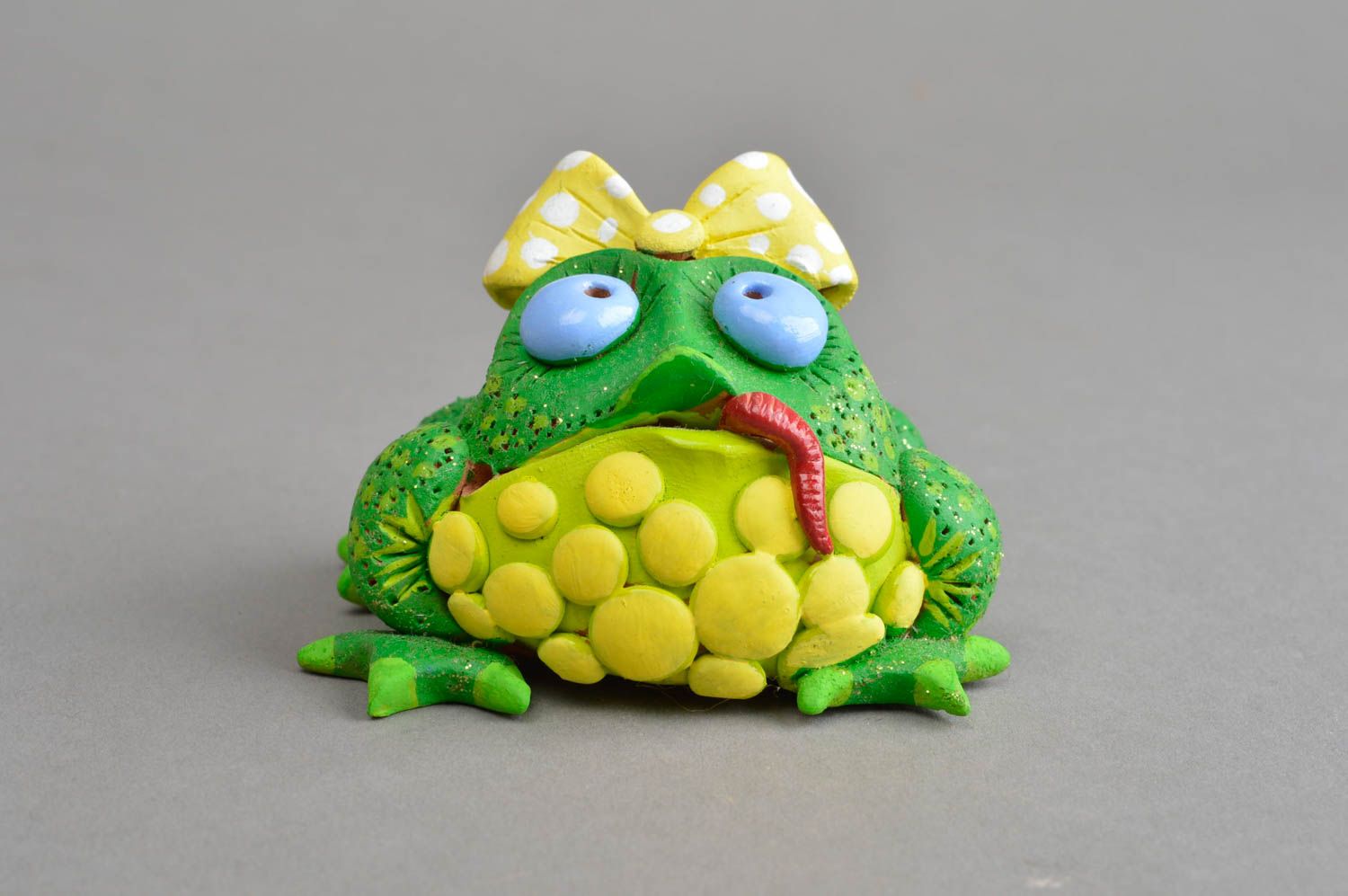 Figurine grenouille verte avec noeud jaune en argile décorative faite main photo 2