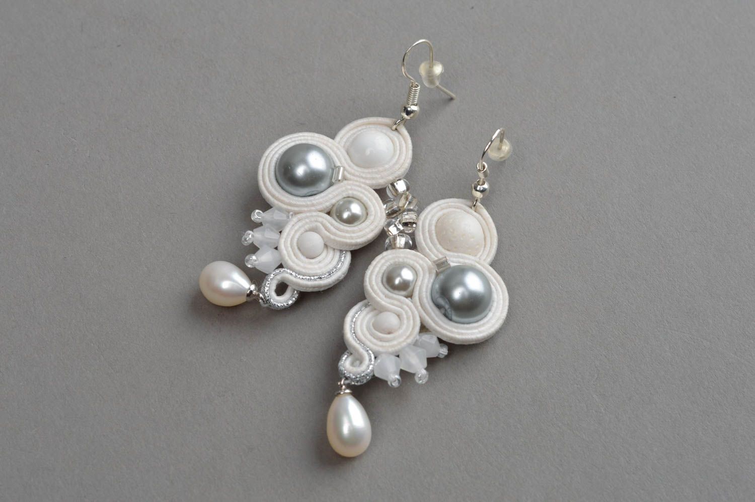 Weiße schöne wundervolle handmade Soutache Ohrringe mit Perlen für Damen foto 2