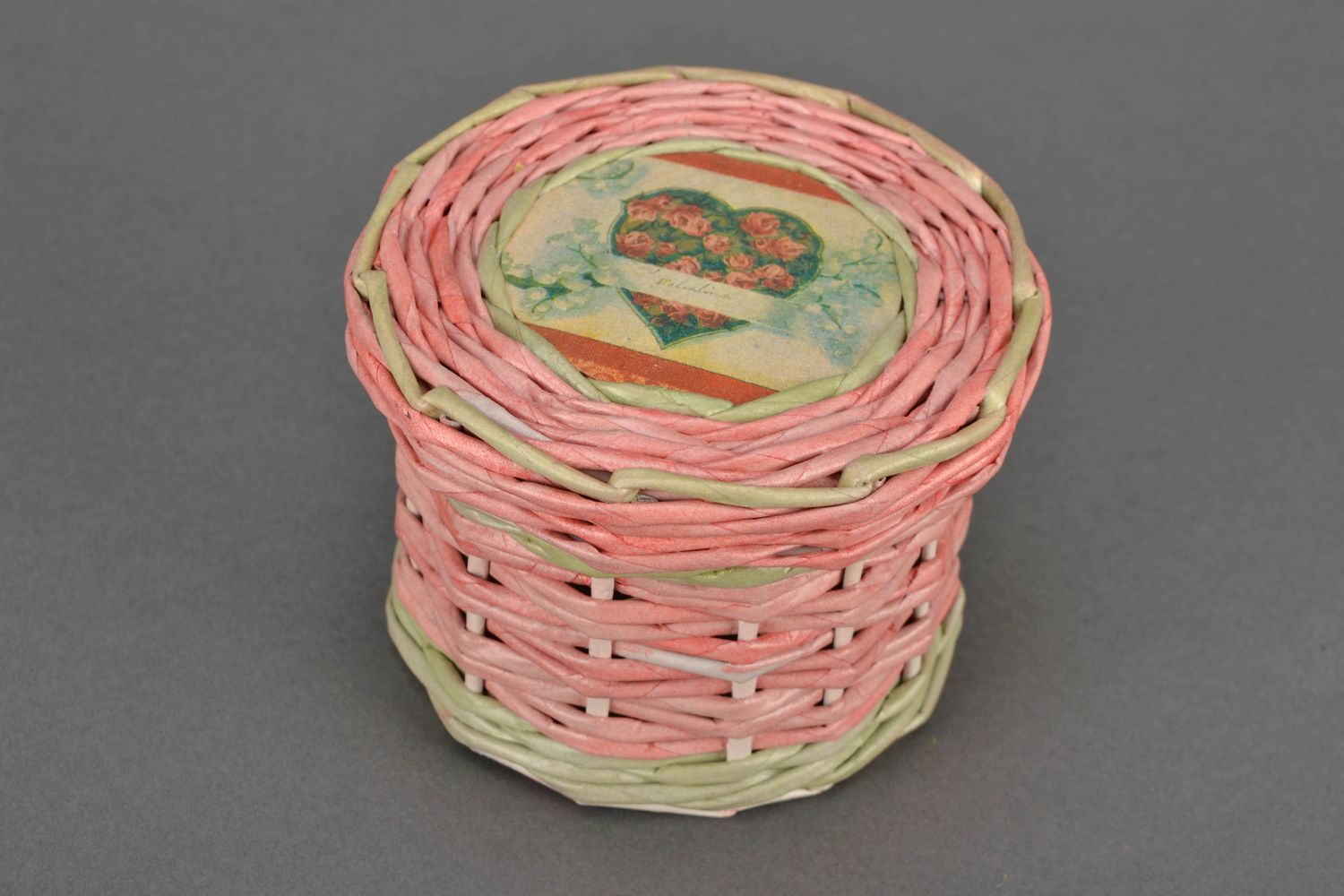 Boîte à bijoux tressée en tubes de papier rose avec coeur  photo 1