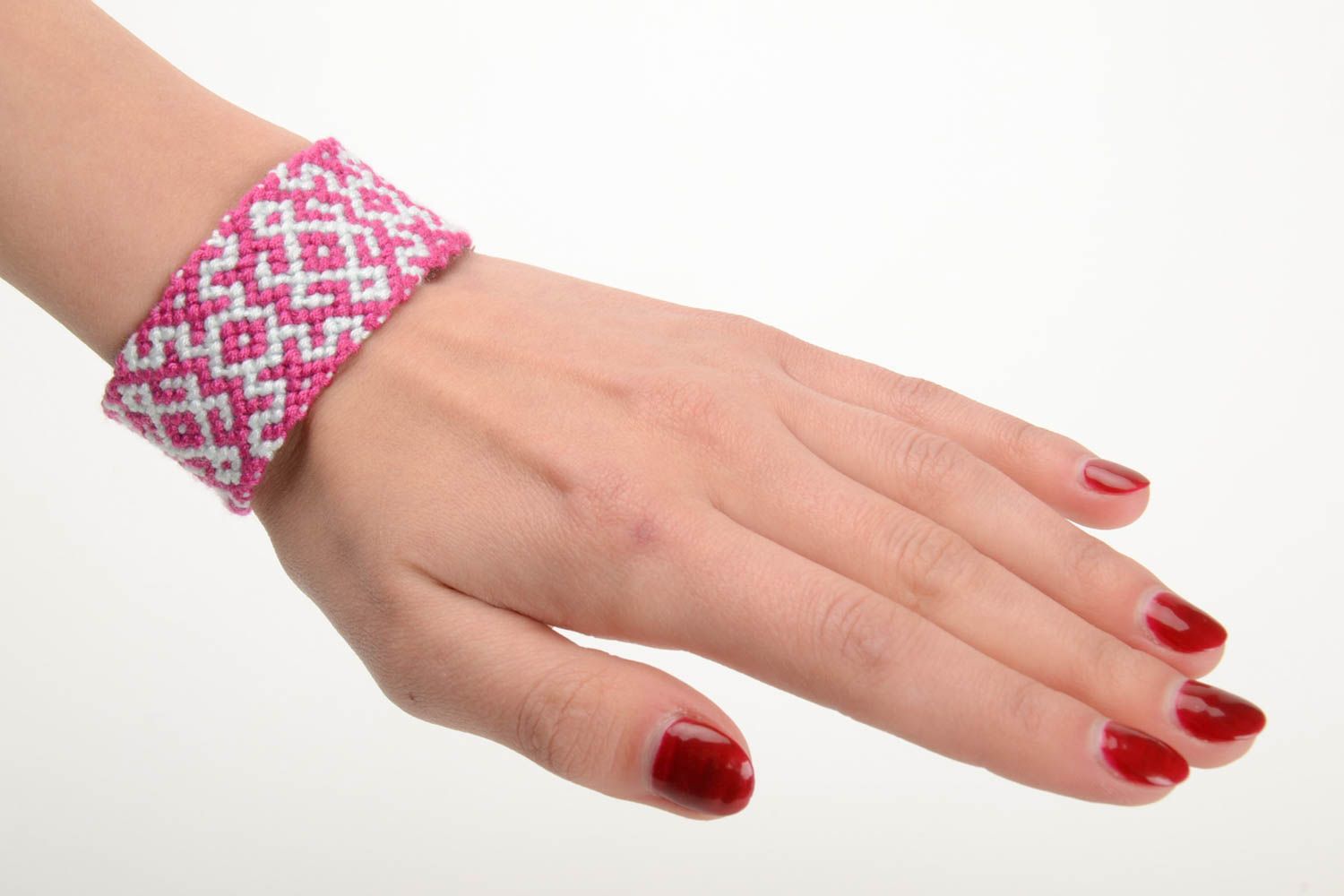 Bracelet fait main large rose blanc tressé en fils moulinés accessoire femme photo 5