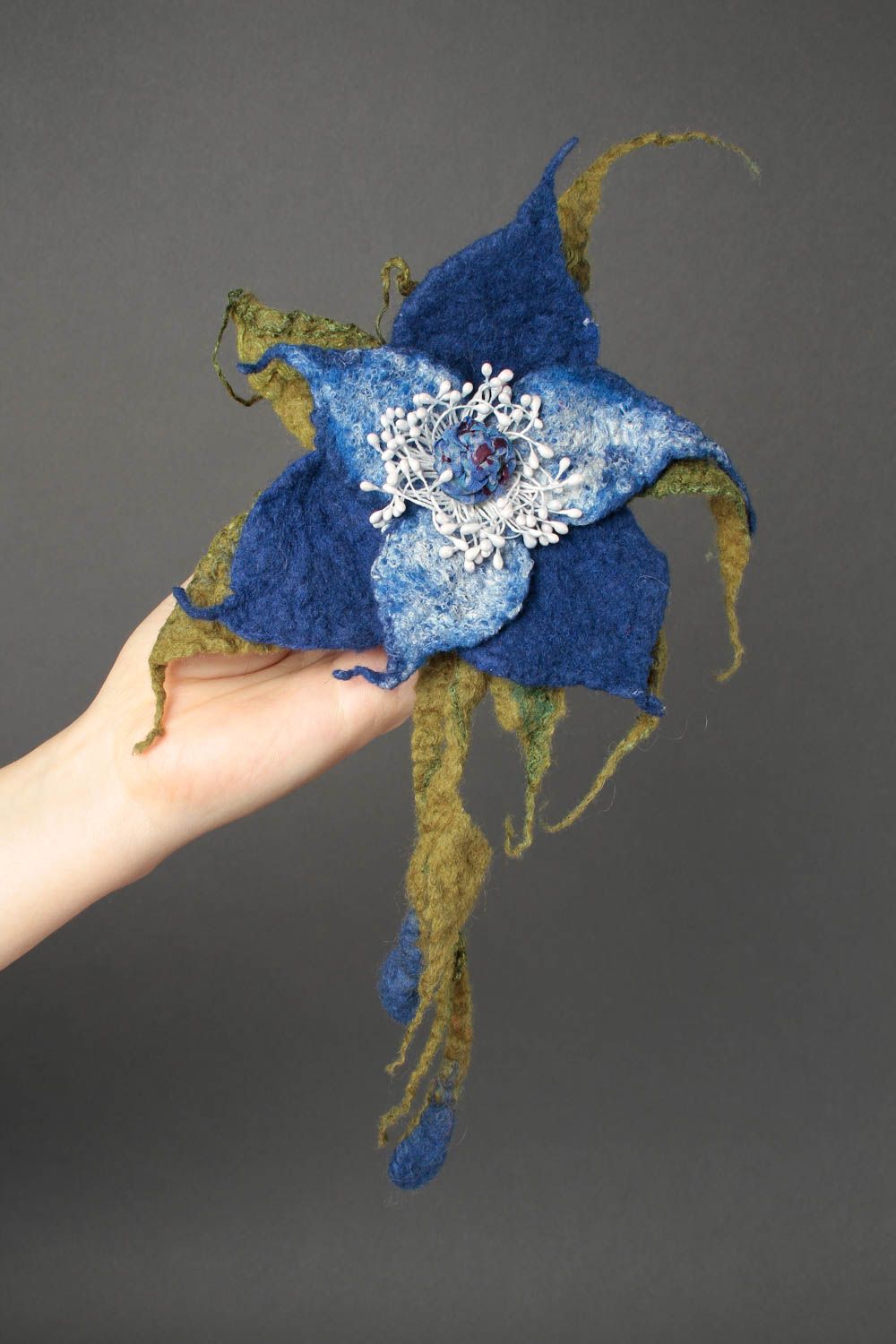 Grosse broche faite main Pince cheveux laine fleur bleue Accessoire femme photo 2