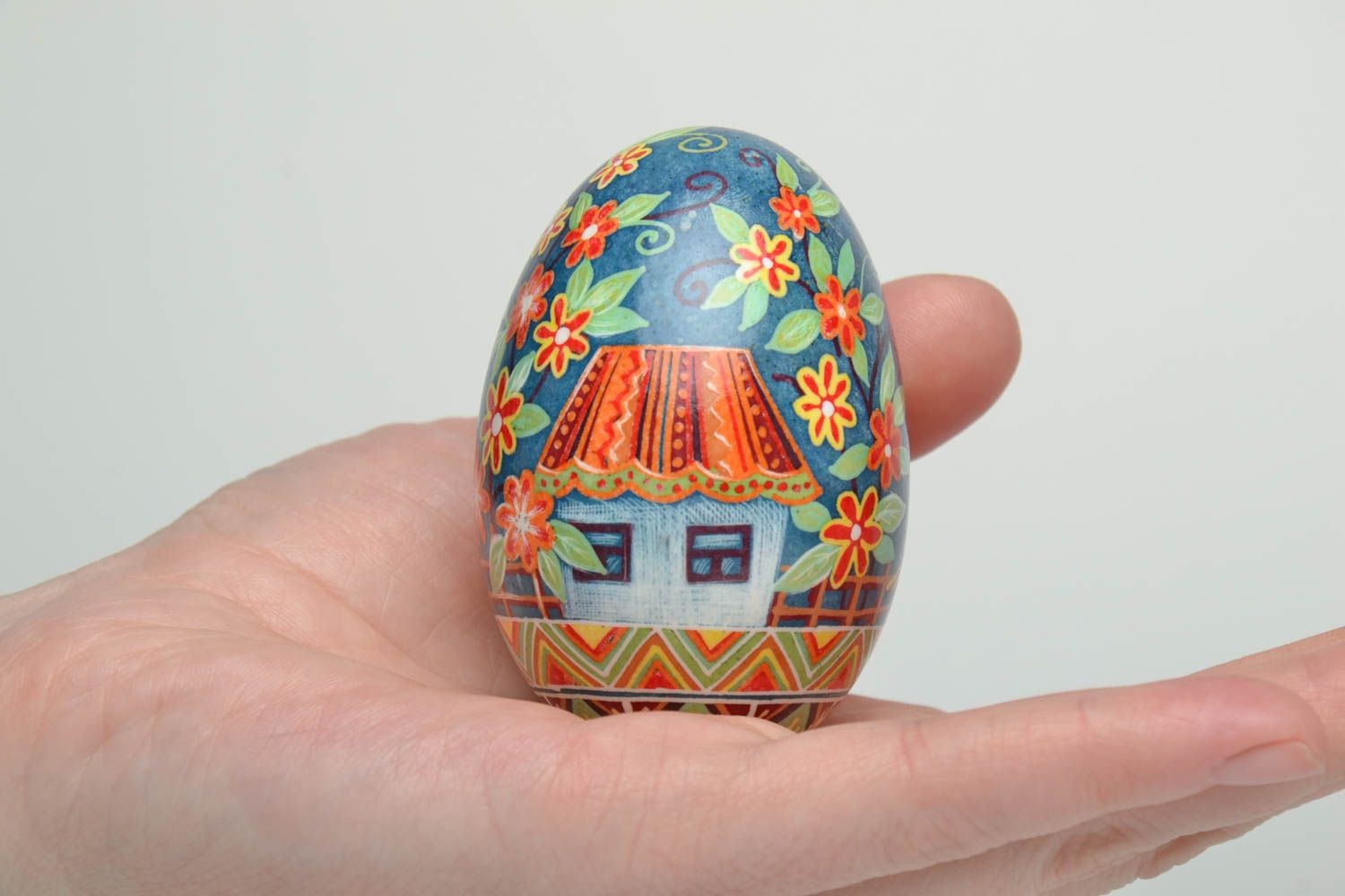 Huevo de Pascua en técnica de rasguño con paisaje rústico foto 5