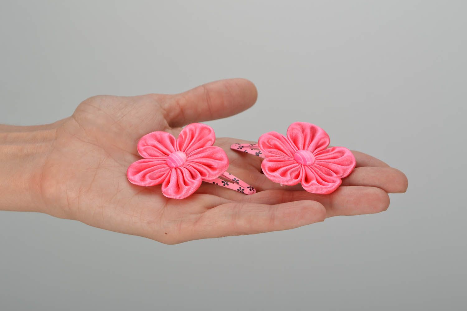 A pair of hair pins in the form of flowers photo 2