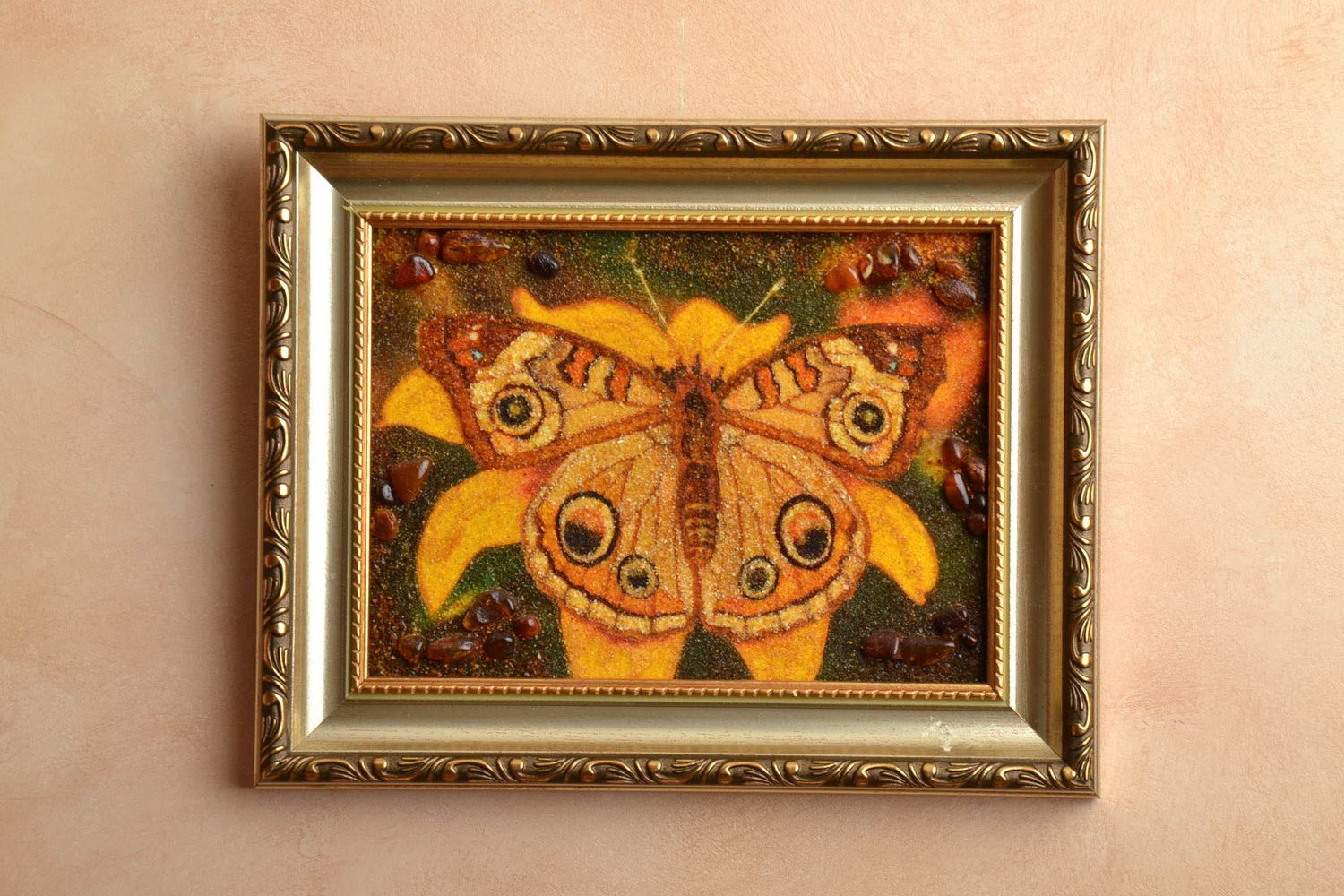 Картина на стену с янтарем в пластиковой рамке Бабочка фото 1