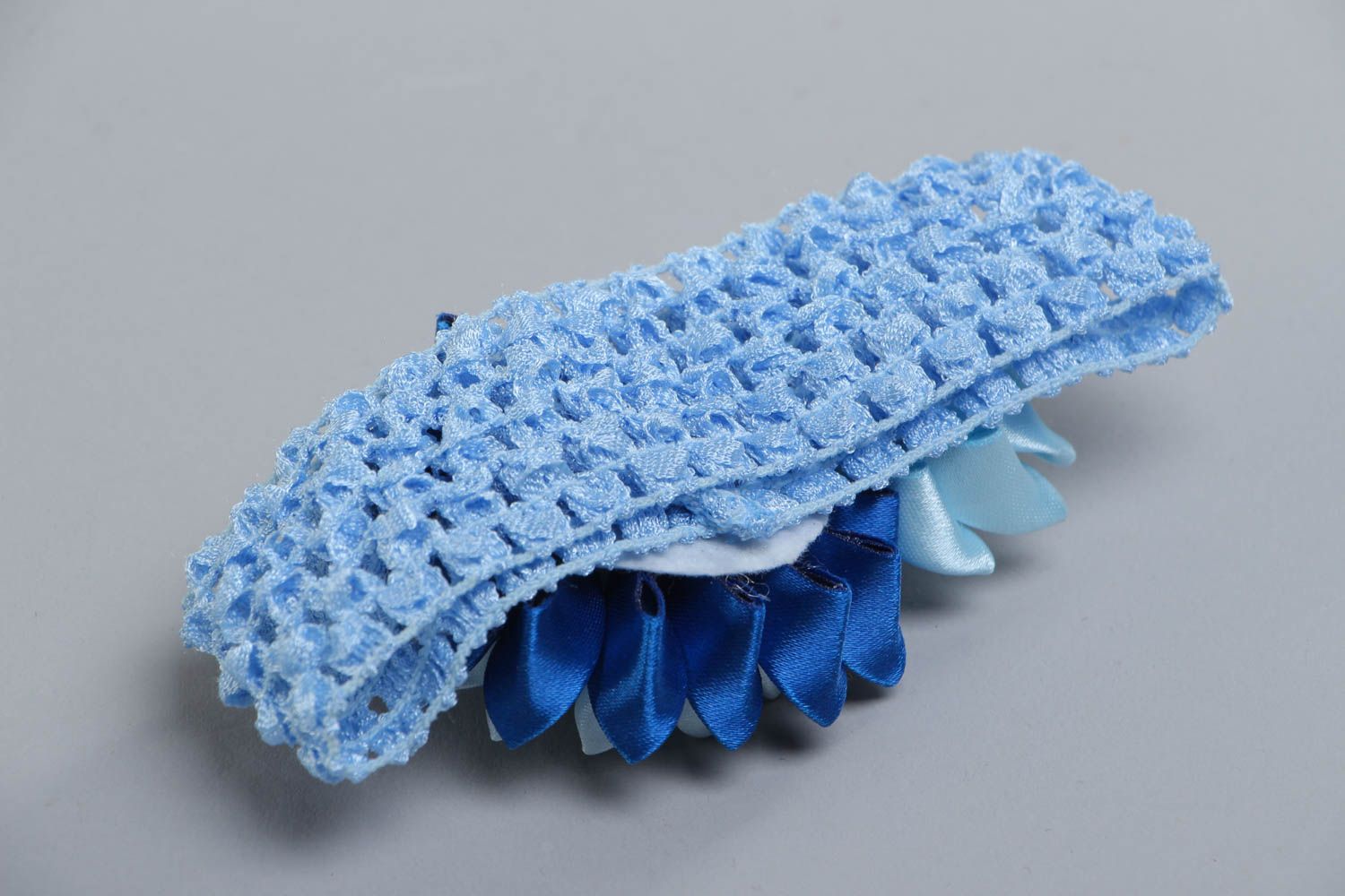 Bandeau en tissu bleu avec fleurs en rubans fait main technique kanzashi    photo 4