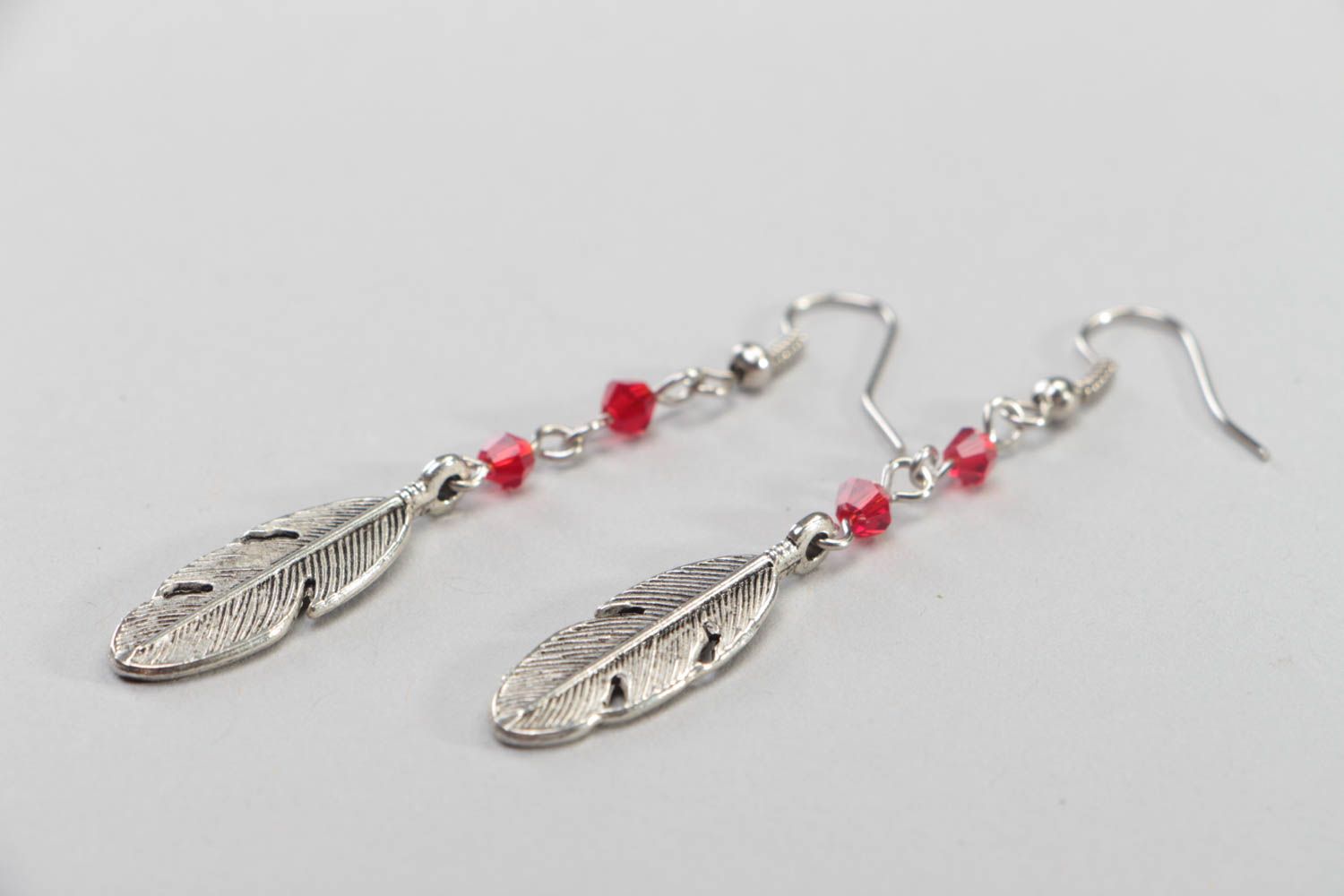 Boucles d'oreilles plumes en métal avec perles de cristal rouges faites main photo 3