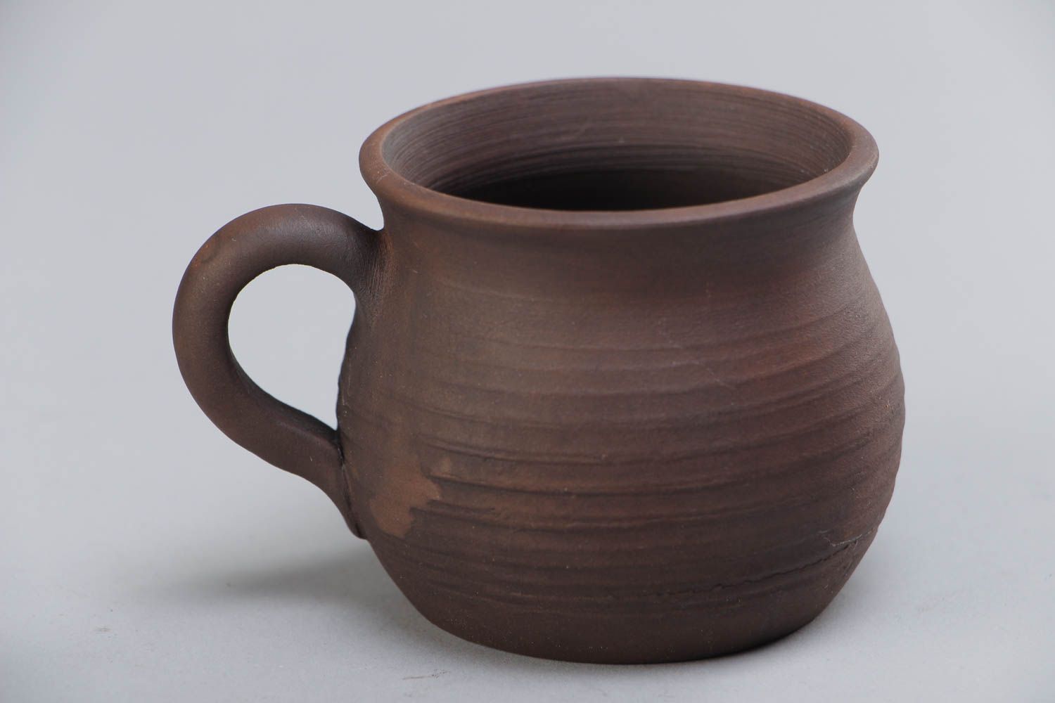 Глиняная чашка в технике молочения ручной работы объемом 80 мл коричневая фото 2