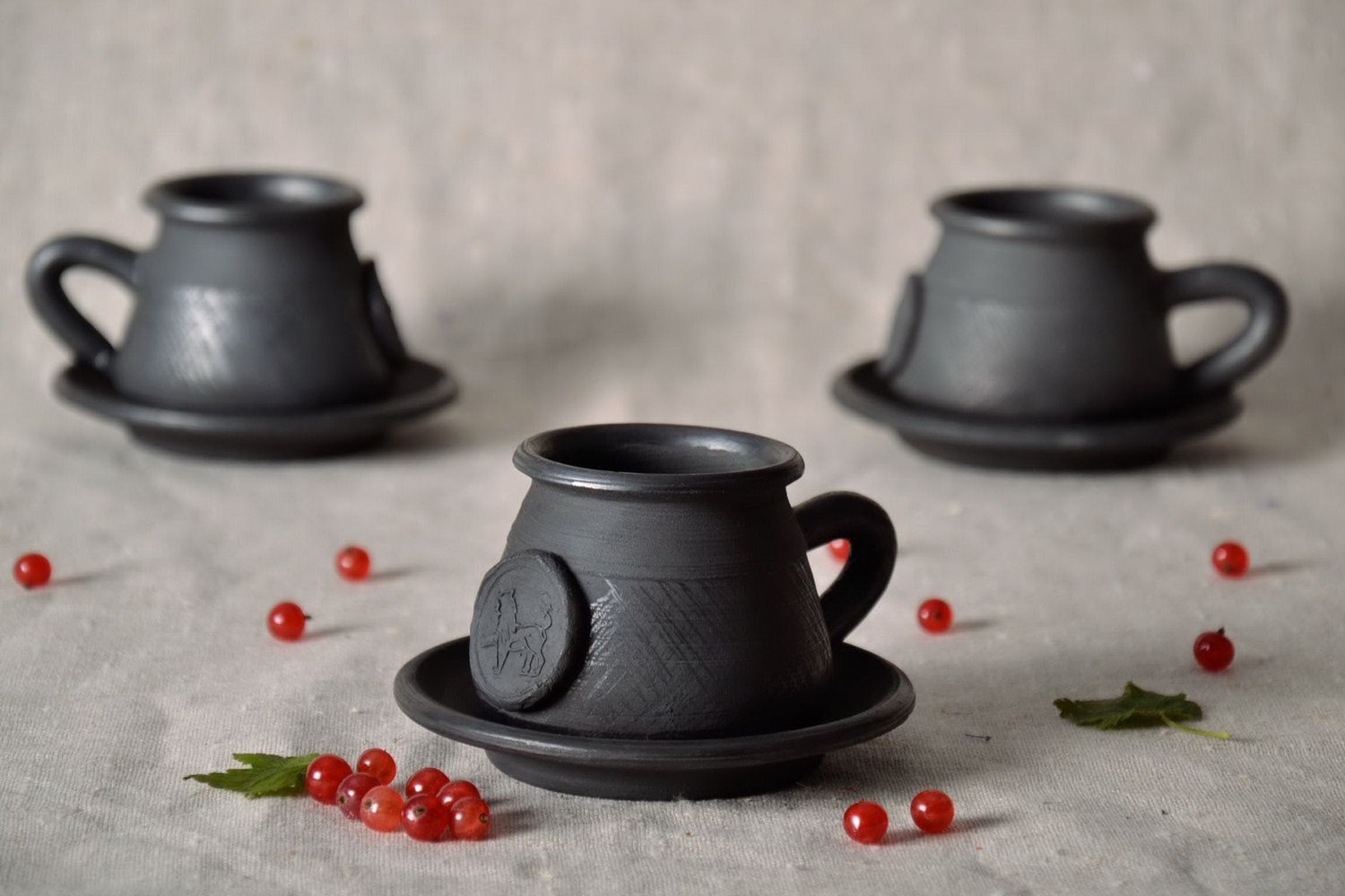 Глиняная черная чашка для кофе с блюдцем фото 2