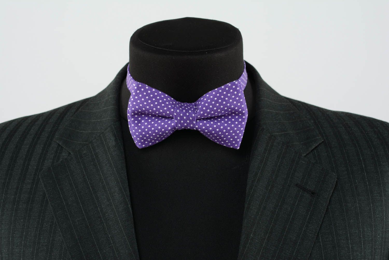Фиолетовый галстук-бабочка в белую точку фото 2