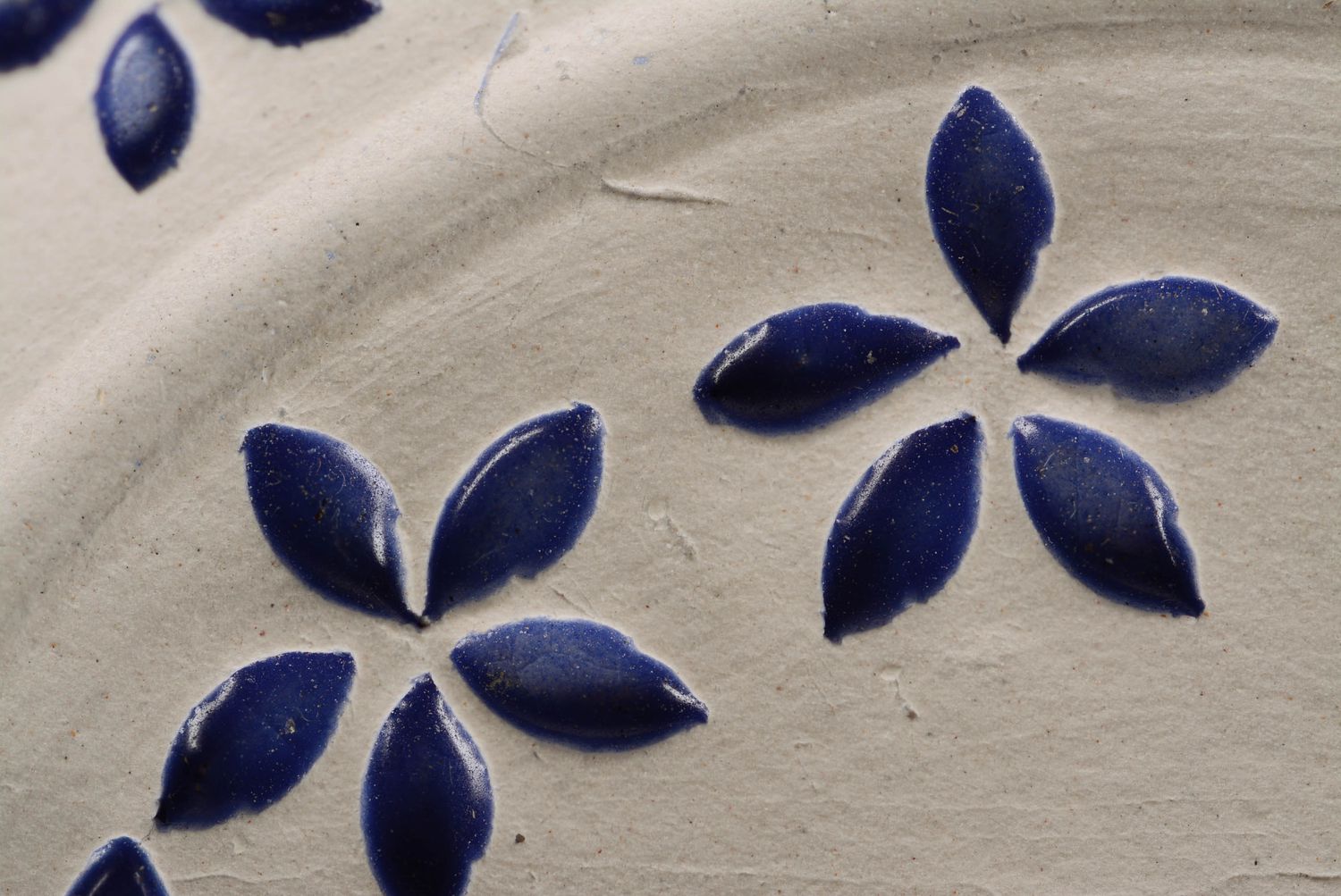 Декоративная тарелка с голубыми цветочками фото 2