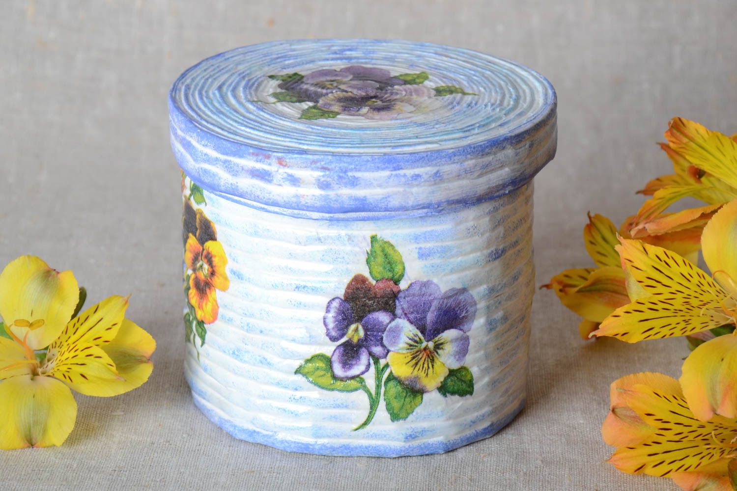 Boîte à bijoux ronde bleue faite main en tubes de papier serviettage avec fleurs photo 1