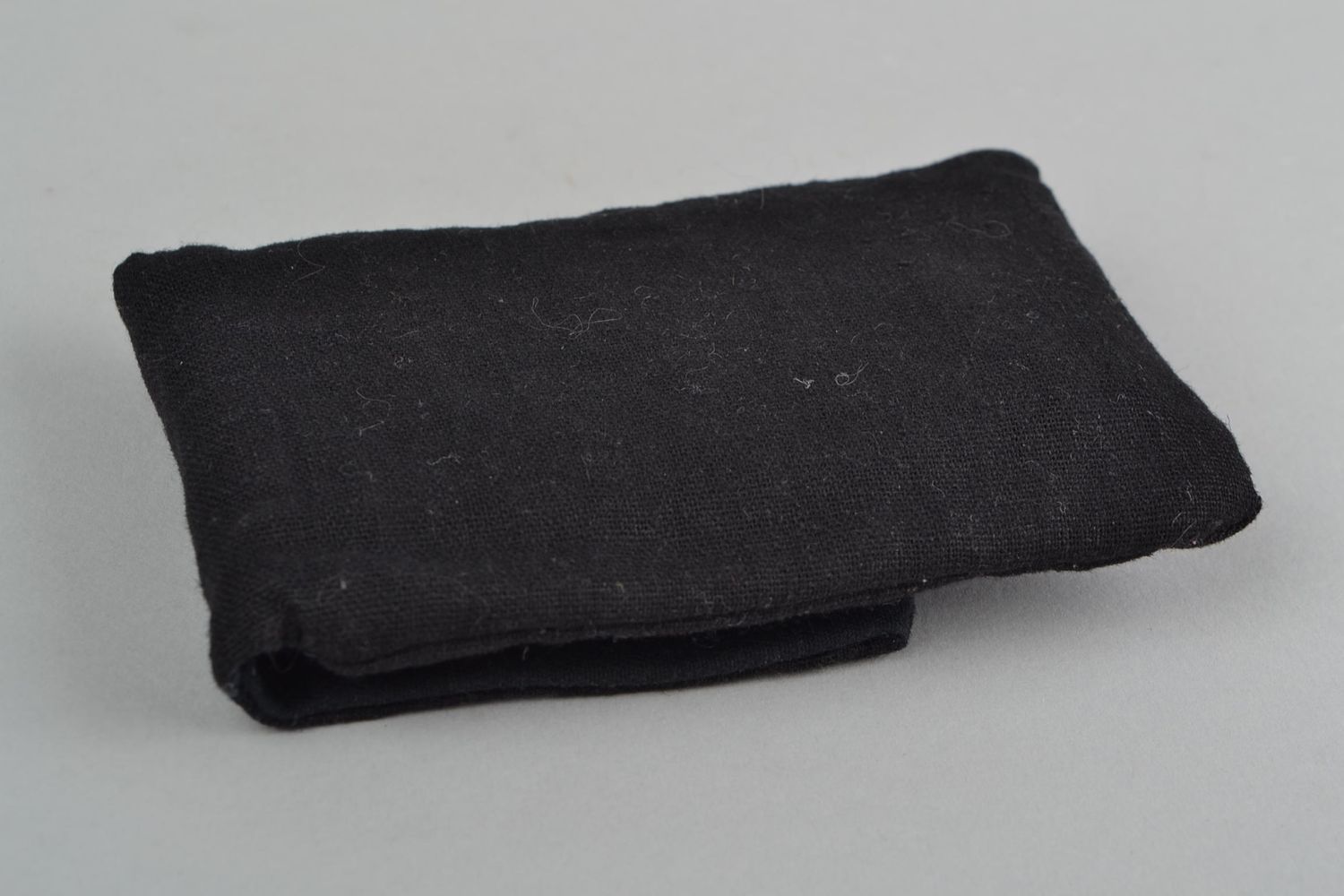 Тканевый чехол с ручной вышивкой для смартфона синий на липучке ручной работы фото 5