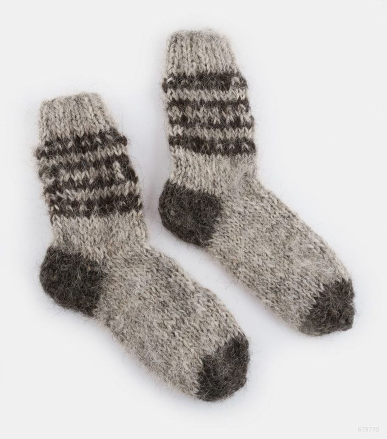 Grey men's socks made of wool photo 2