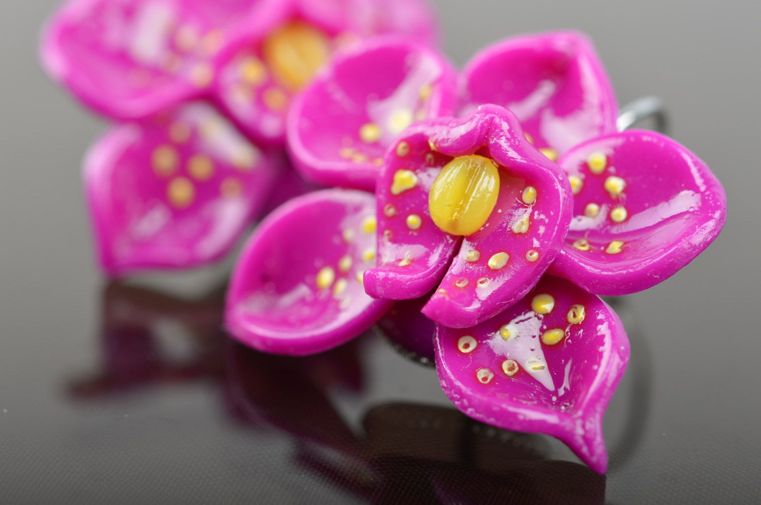 Boucles d'oreilles en pâte polymère fleurs orchidées framboises faites main photo 5