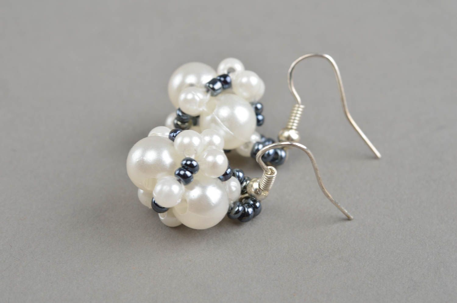 Boucles d'oreilles en perles de rocaille faites main gris blanc bijou original photo 3