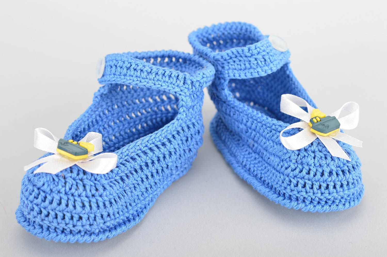Chaussons de bébé avec bateaux et noeuds tricotés au crochet faits main bleus photo 2
