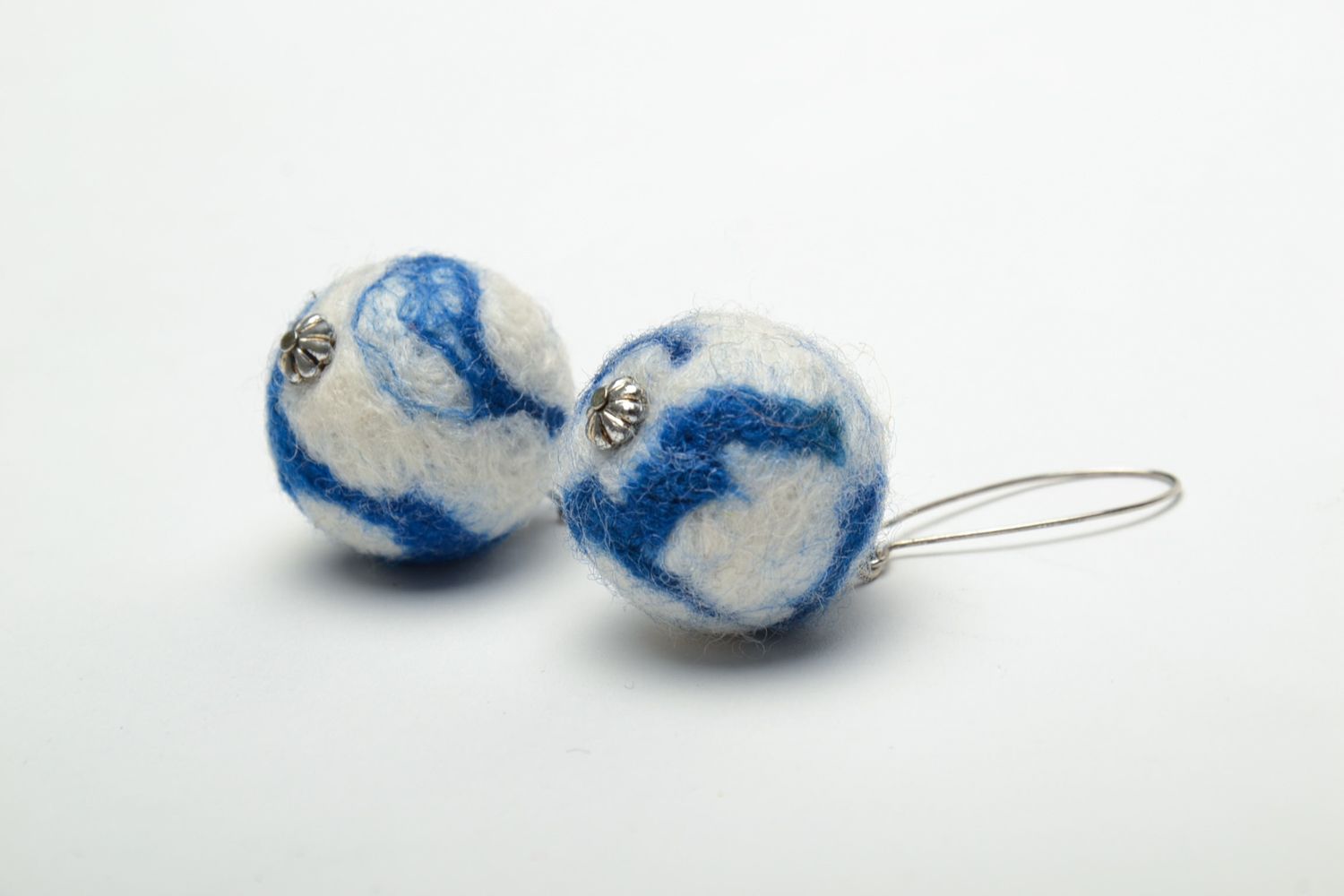Pendientes de lana en técnica de fieltro Esfera azul foto 4