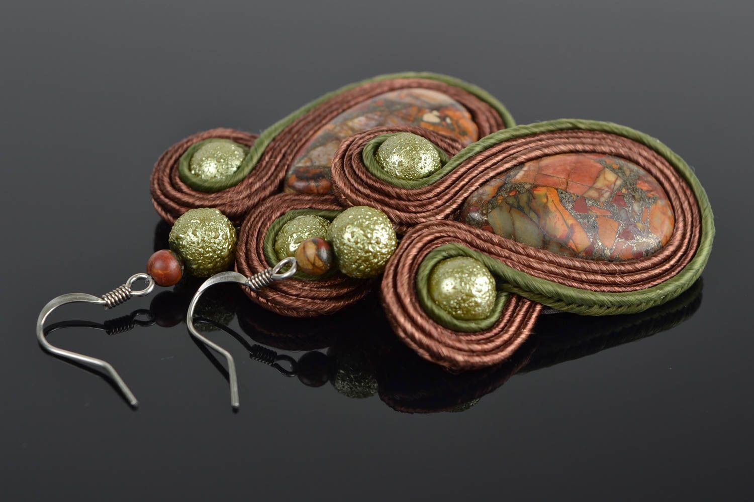 Schöne handmade Soutache Ohrringe mit echten Steinen künstlerischer Damenschmuck foto 1