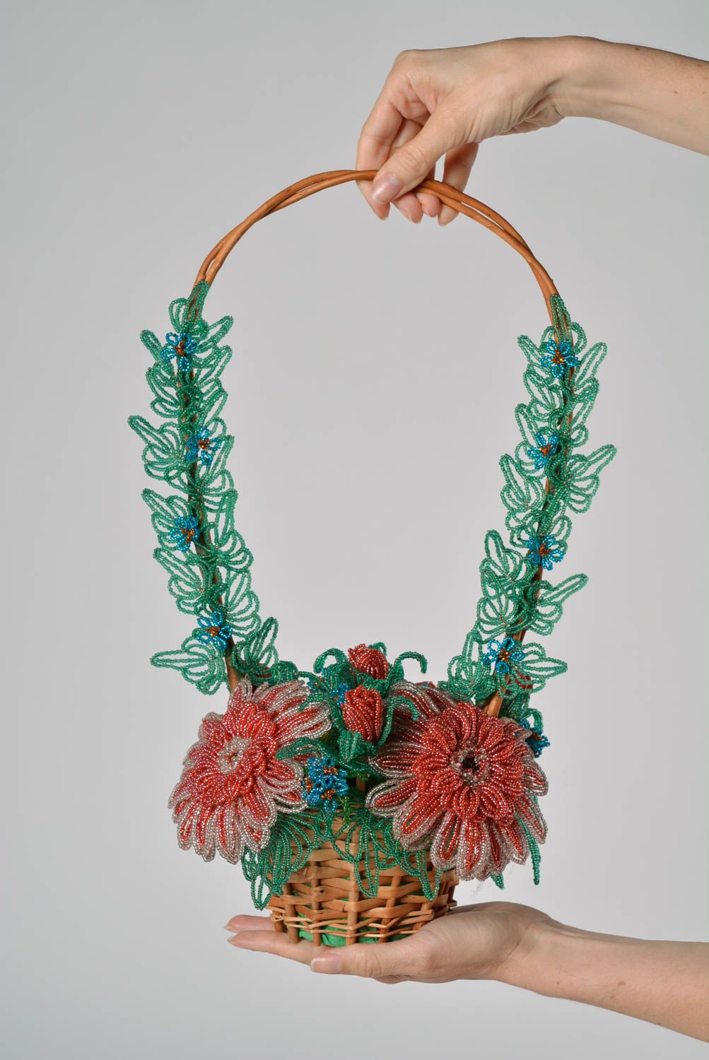 Handgemachte schöne originelle Deko Blumen Komposition aus Glasperlen  foto 5