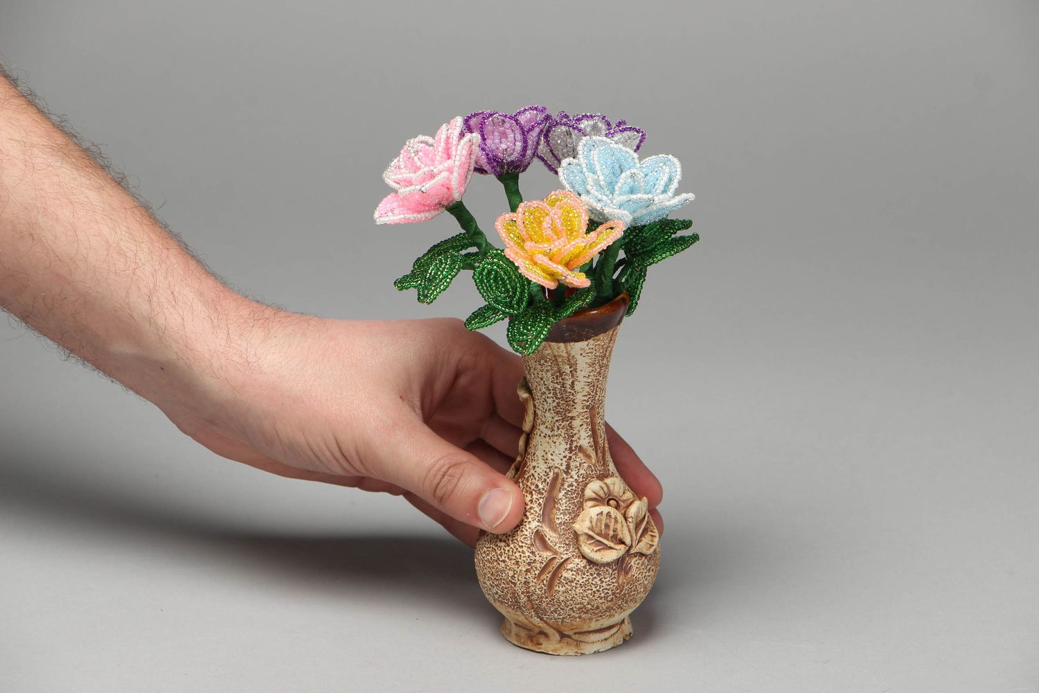 Fleurs artificielles en perles de rocaille dans vase faites main photo 3