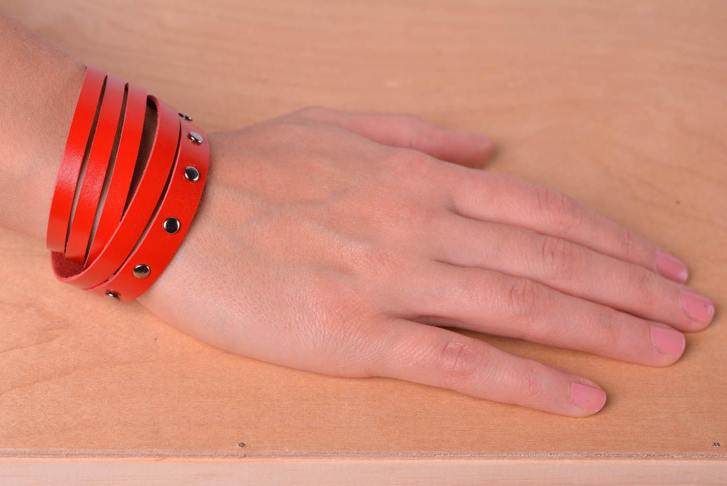 Красный браслет на руку ручной работы кожаный браслет украшение из кожи фото 2