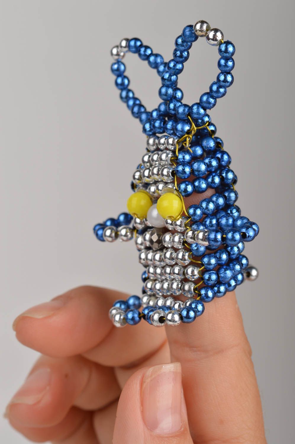 Petite marionnette à doigt en perles de rocaille bleue faite main lapin photo 4