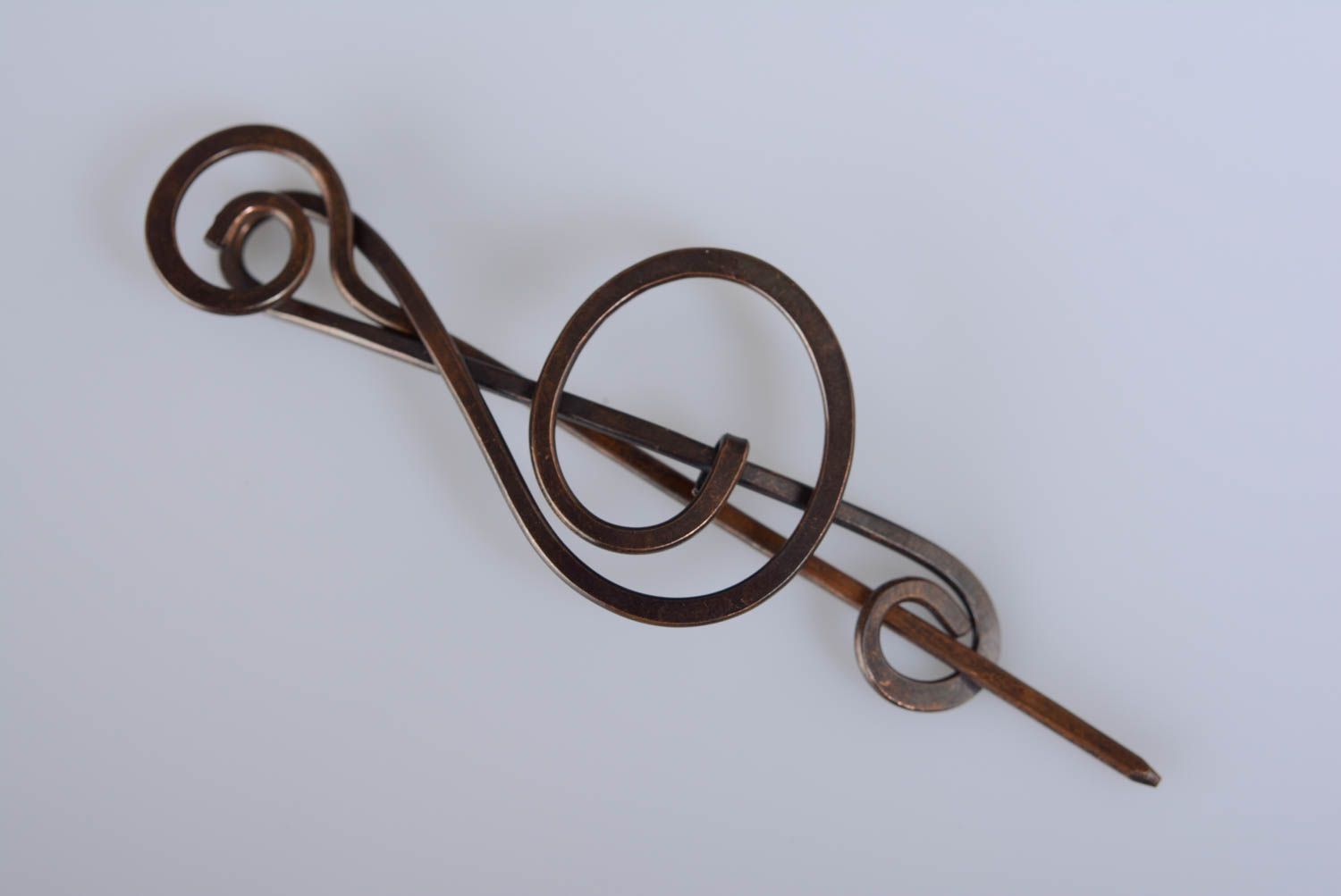 Брошь из меди скрипичный ключ небольшая оригинальная в технике wire wrap хендмэйд фото 5