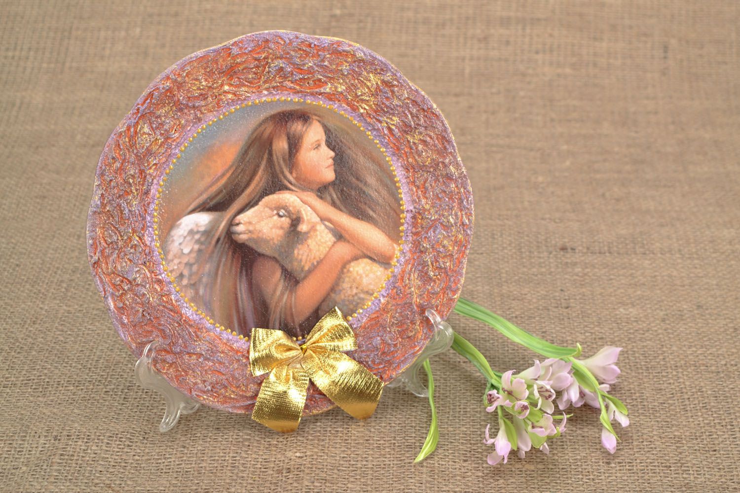 Декоративная тарелка Девочка с овечкой фото 5