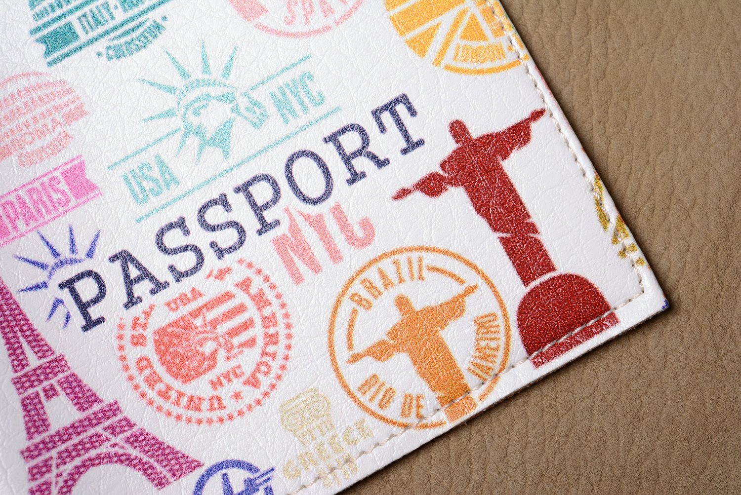 Funda para el pasaporte con estampado hecha a mano de cuero natural foto 4