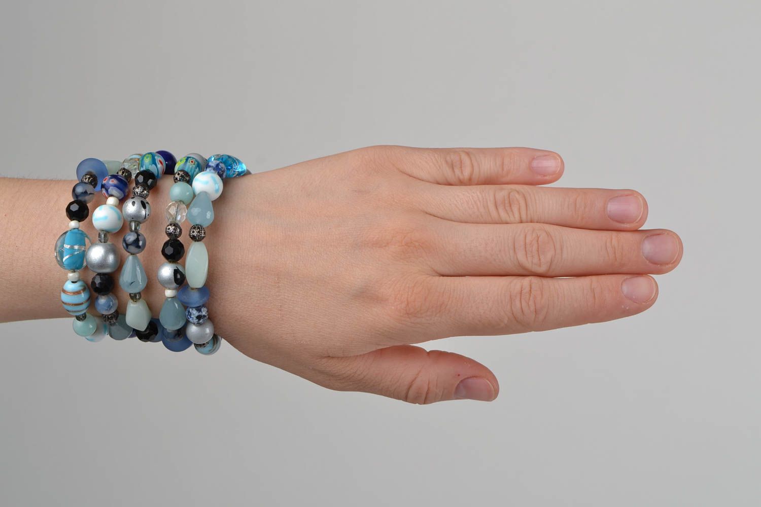 Bracelet en pierres naturelles agate bleu ciel et noir multirang fait main photo 2