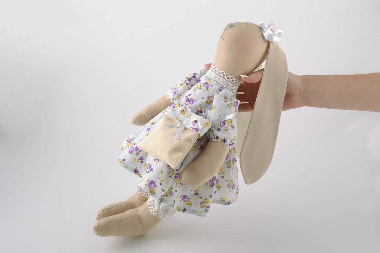 Textil Kuscheltier Hase im Kleid mit Tasche aus Leinen Spielzeug für Kinder  foto 5
