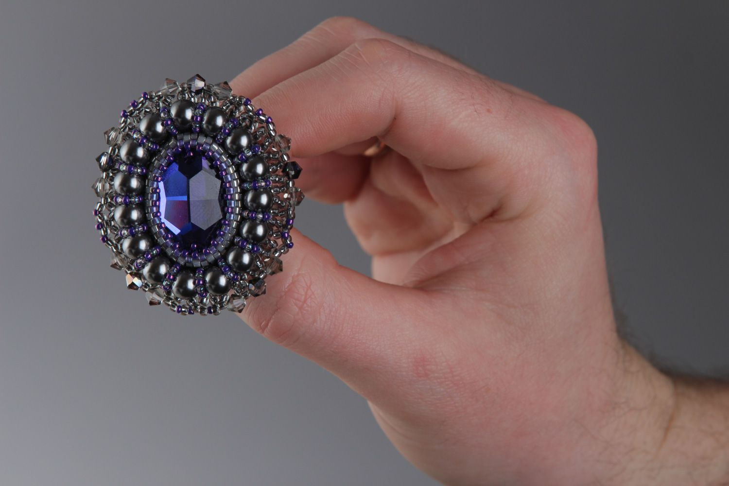 Broche ovale en perles de rocaille japonaises faite main foncée pour femme photo 4